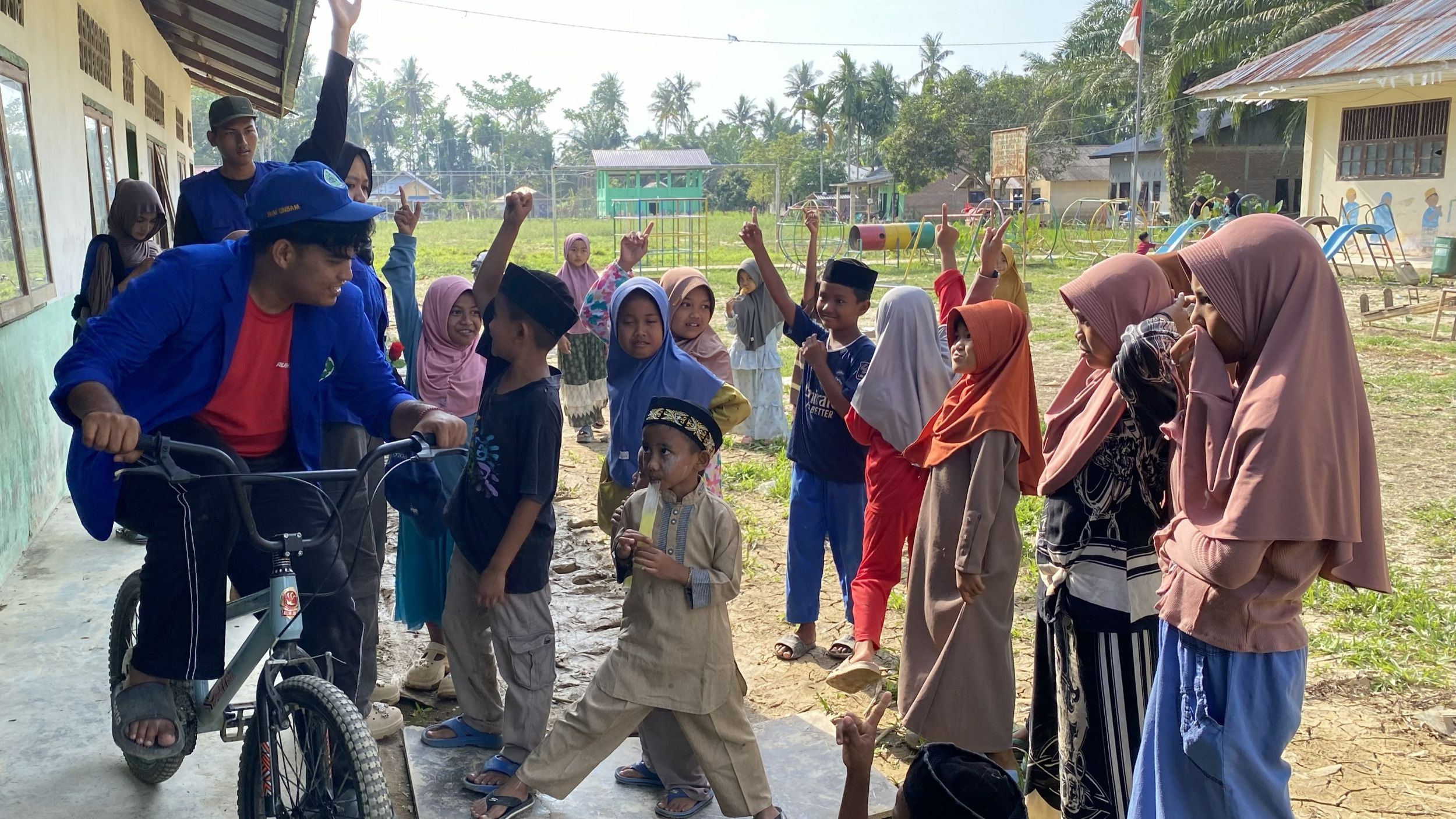 Pelaksanaan Program Trauma Healing pascabanjir di Aceh oleh Tim KKN UNY-UNSAM | Dokumentasi: Tim KKN Kemanusiaan Aceh Tamiang