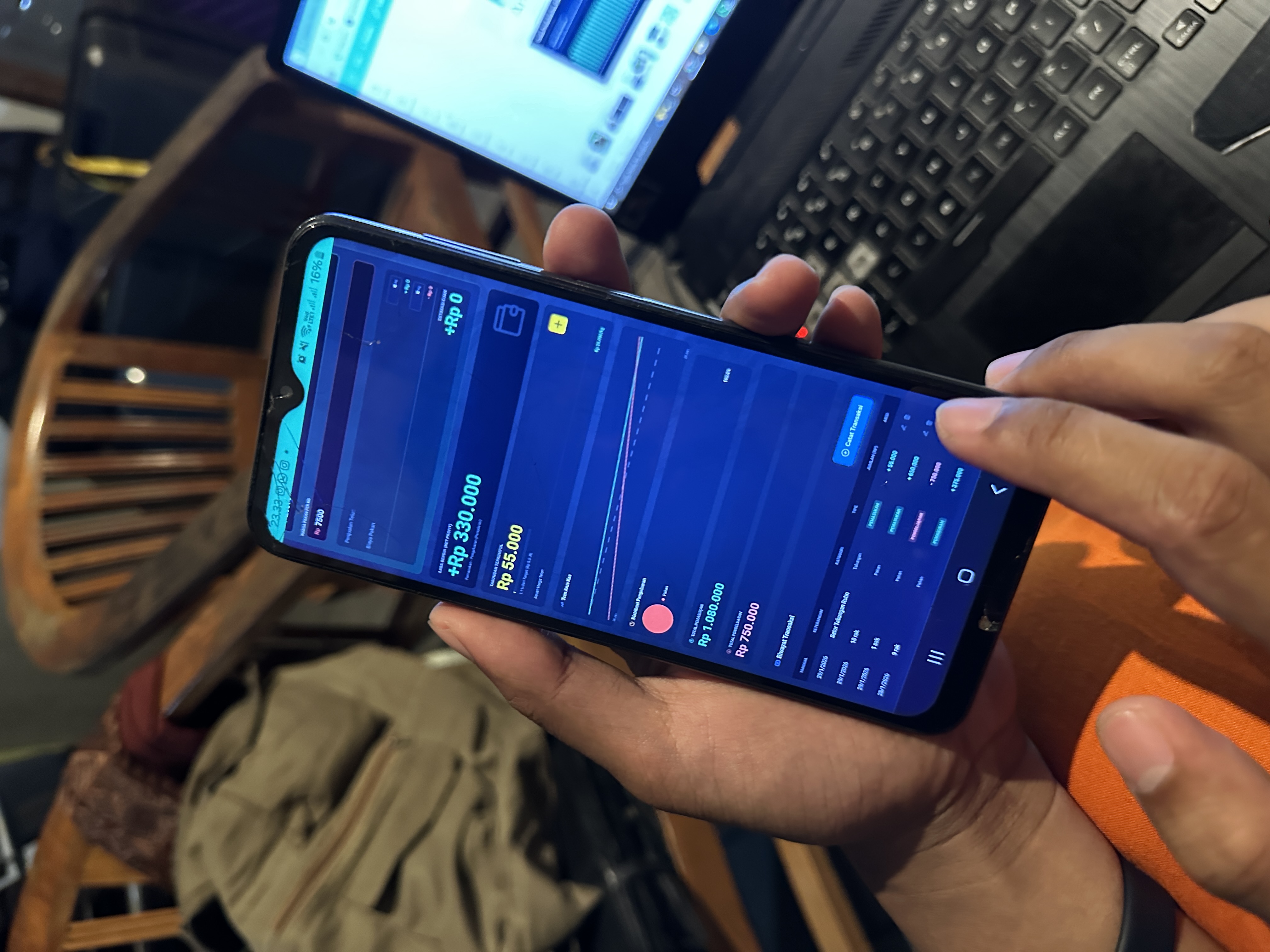 Tampilan aplikasi SI-Gayatri pada smartphone untuk pencatatan produksi dan keuangan peternakan ayam petelur