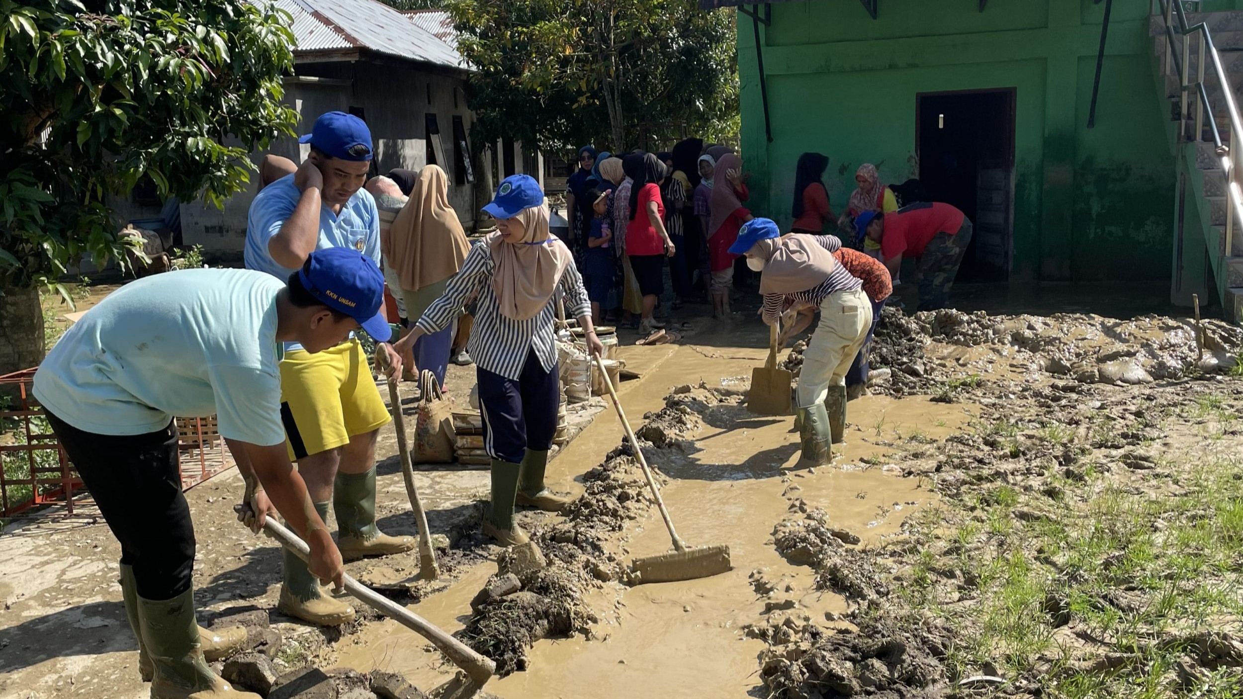 Revitalisasi fasilitas umum pascabanjir di Aceh oleh Tim KKN UNY-UNSAM | Dokumentasi: Tim KKN Kemanusiaan Aceh Tamiang
