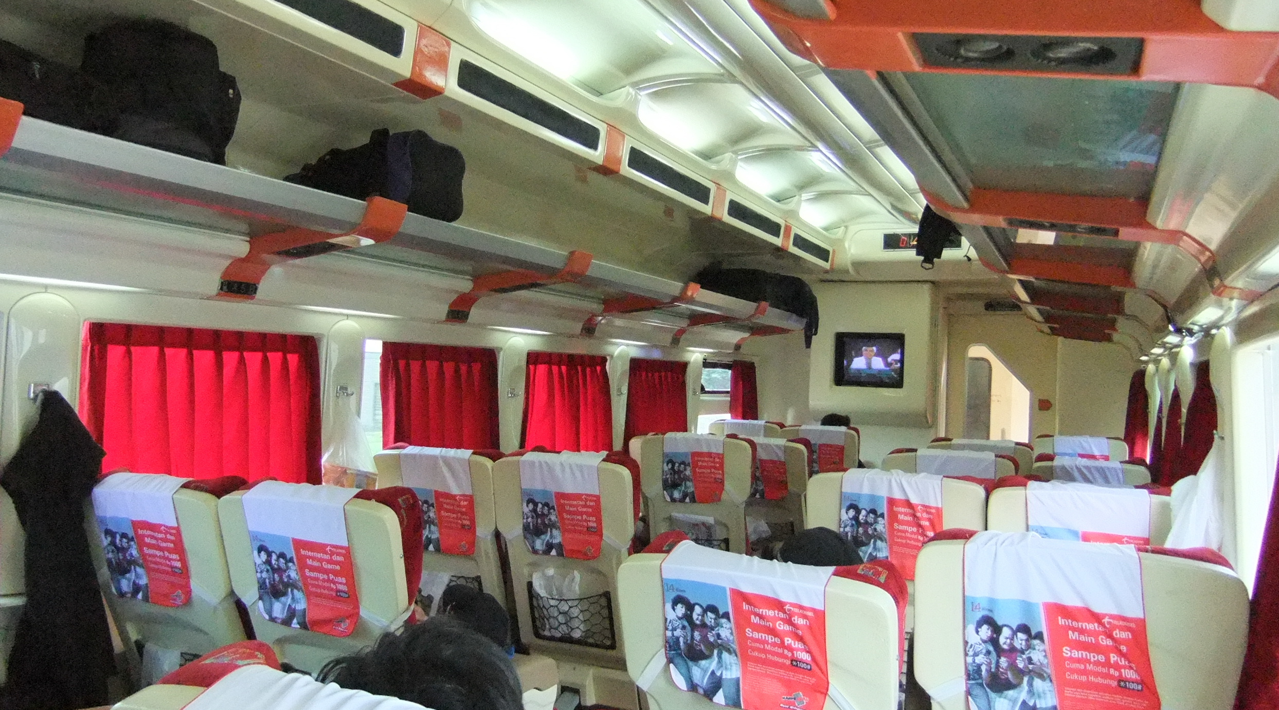 Suasana Di Dalam Kereta Api