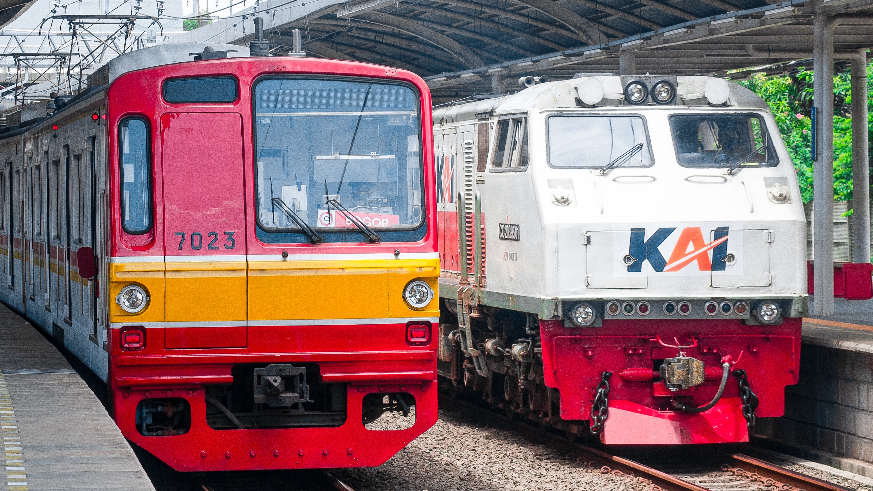 Potret KRL Commuter Line dan kereta api jarak jauh di Stasiun Jatinegara | Sumber: Wikipedia Commons @Andra Radithya