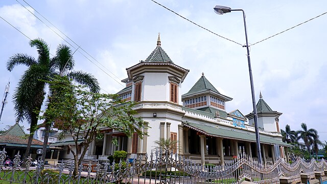 Pesona Arsitektur Masjid Agung Manonjaya Tampak Jauh| Foto: Wikimedia Commons/ Lany pirna
