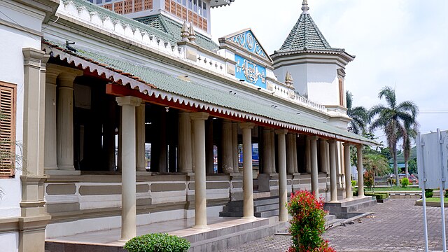 Pesona Arsitektur Masjid Agung Manonjaya Tampak Samping | Foto: Wikimedia Commons/ Lany pirna
