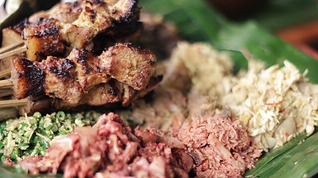 Ragam Lauk dalam Tradisi Megibung Bali | Foto: Wikimedia Commons/Dinas Kebudayaan Kabupaten Karangasem