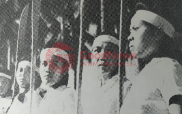 Para wanita Indonesia memasang tampang serius saat berlatih naginata. (Foto: Djawa Baroe)