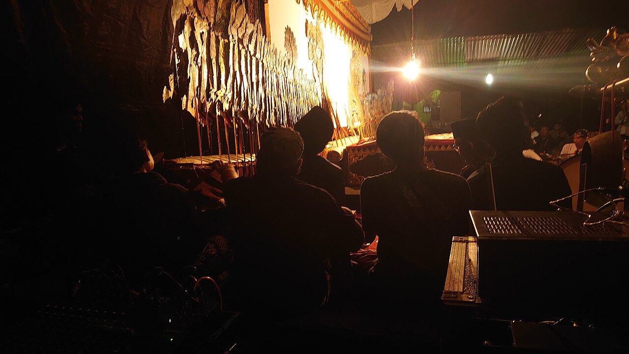 pagelaran wayang kulit sebagai bagian dari prosesi nyadran - wikimedia commons