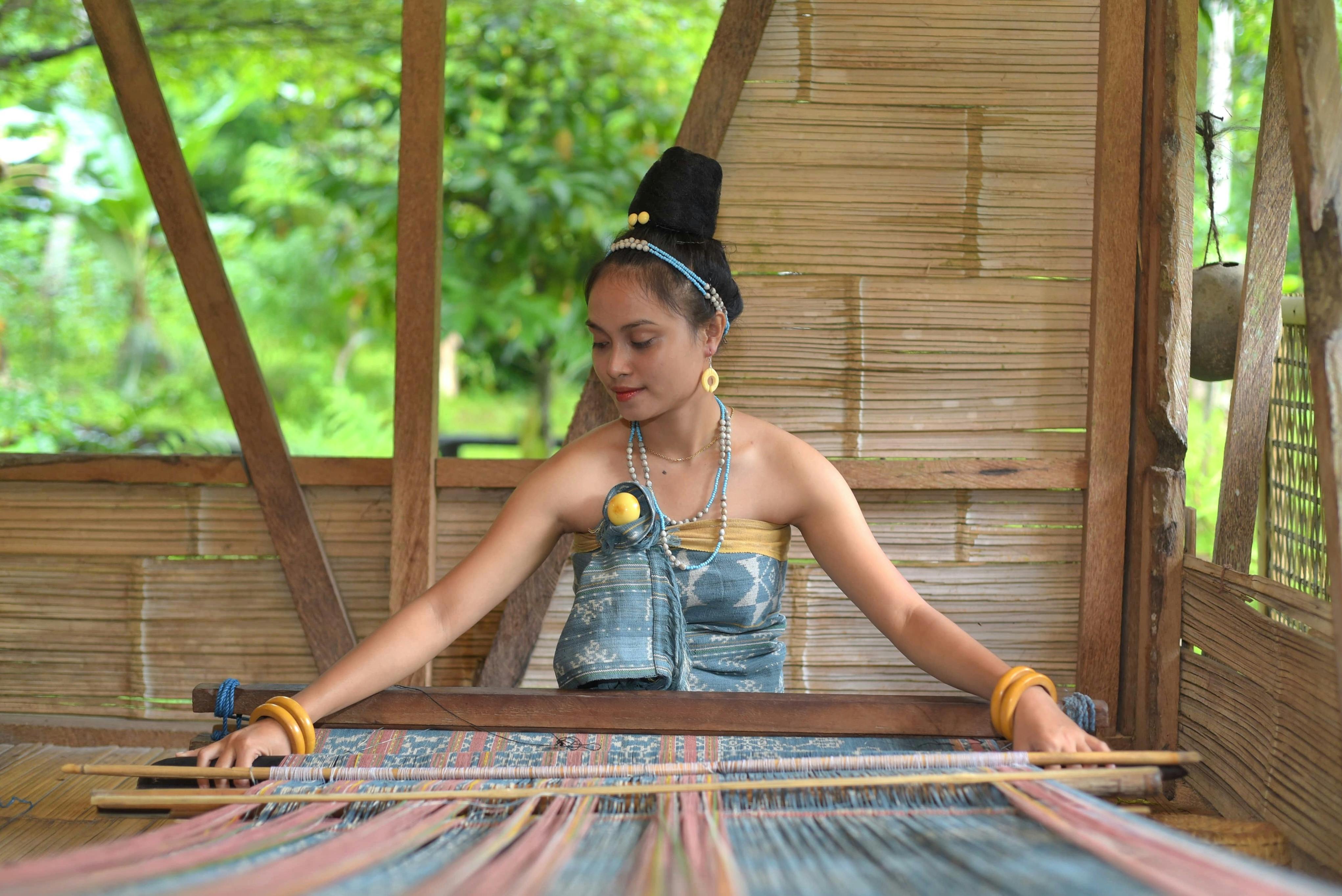 Ilustrasi menenun di masa digital