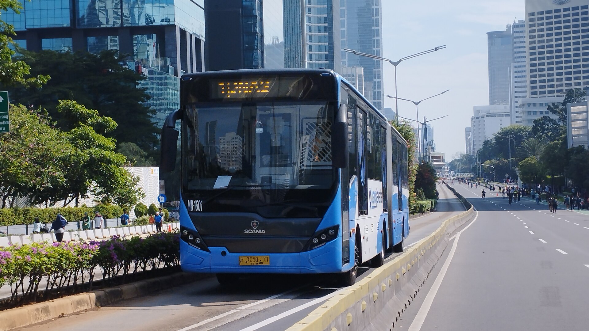 Bus Transjakarta, bernomor MB-1601 untuk Koridor 1 sedang melewati Jalan Jenderal Sudirman, Tosari, Jakarta. | Sumber: Wikipedia Commons @AdityaPrasetyo