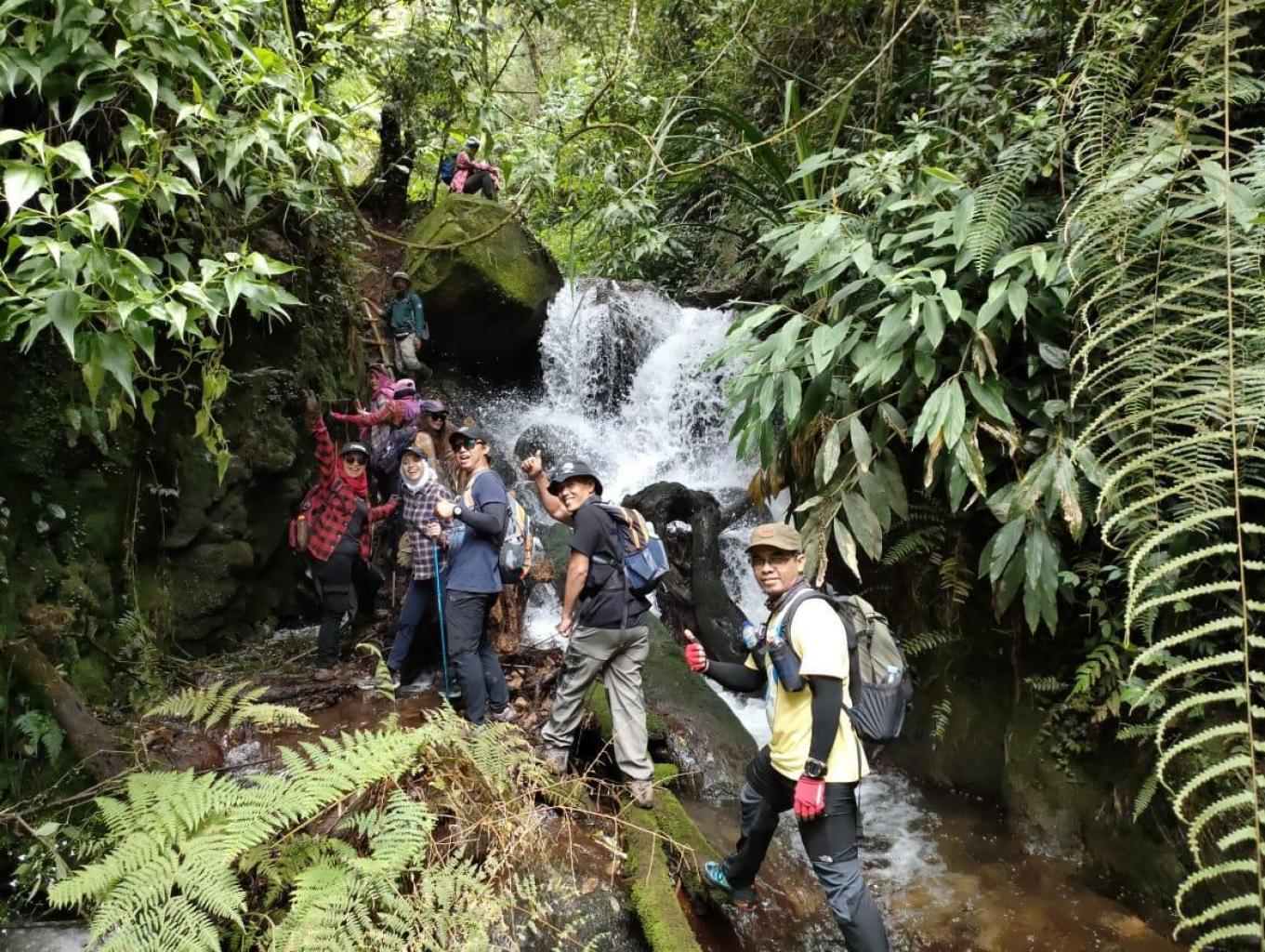 aktivitas treking di desa wisata alamendah