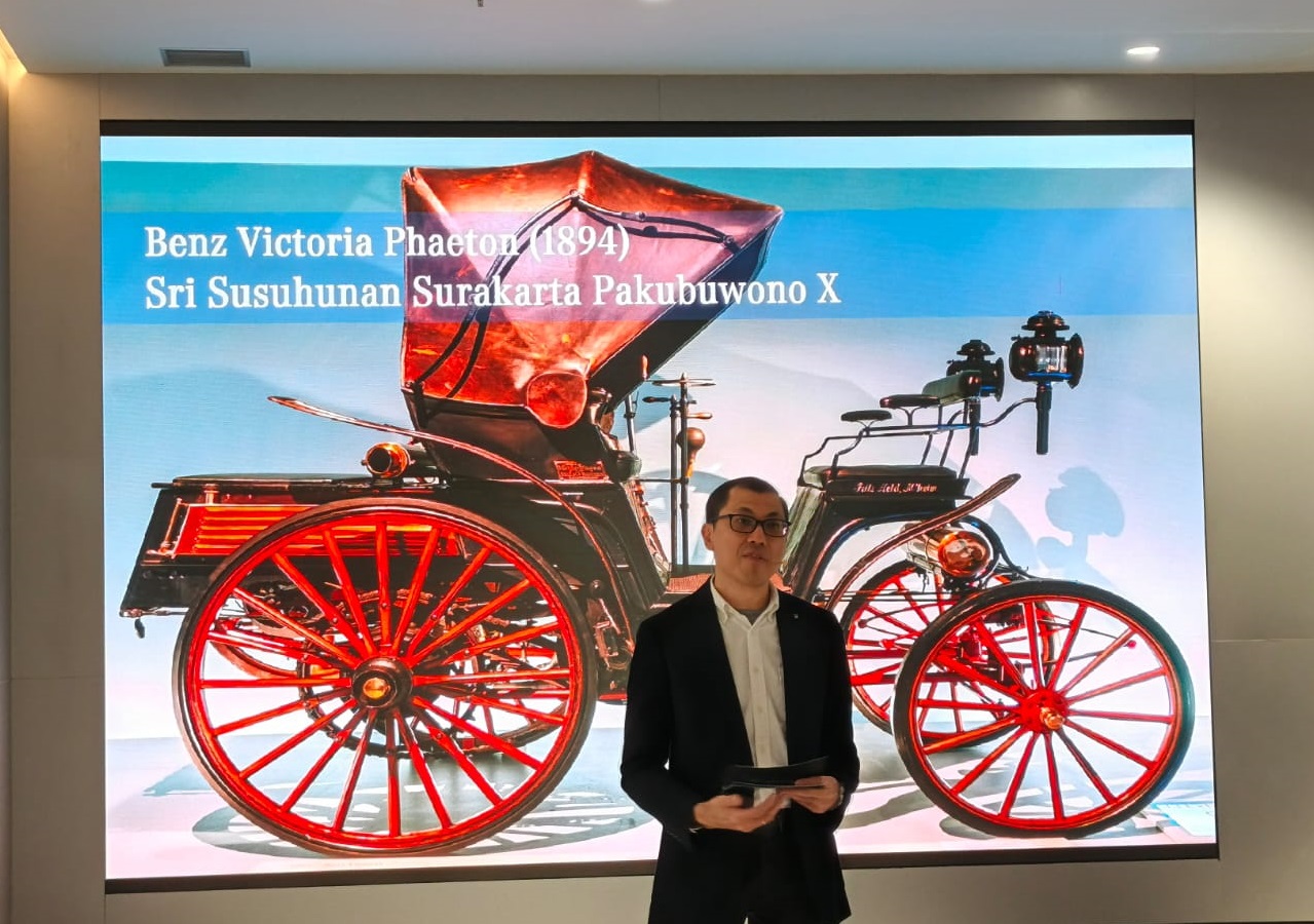 CEO Mercedes-Benz saat membuka acara peringatan “Mercedes-Benz 140 Years of Innovation”. Tampak di belakang ditampilkan salah satu model mobil Mercedes-Benz terdahulu yang pernah didatangkan ke Indonesia pada akhir abad ke-19. (Foto: Good News From Indonesia/Dimas Wahyu Indrajaya)