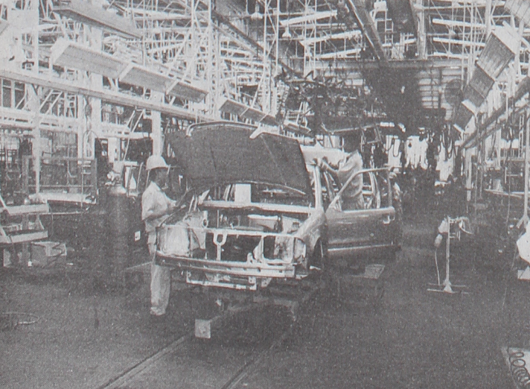 Pabrik Mercedes-Benz di Wanaherang pada 1997. (Foto: Analisa)