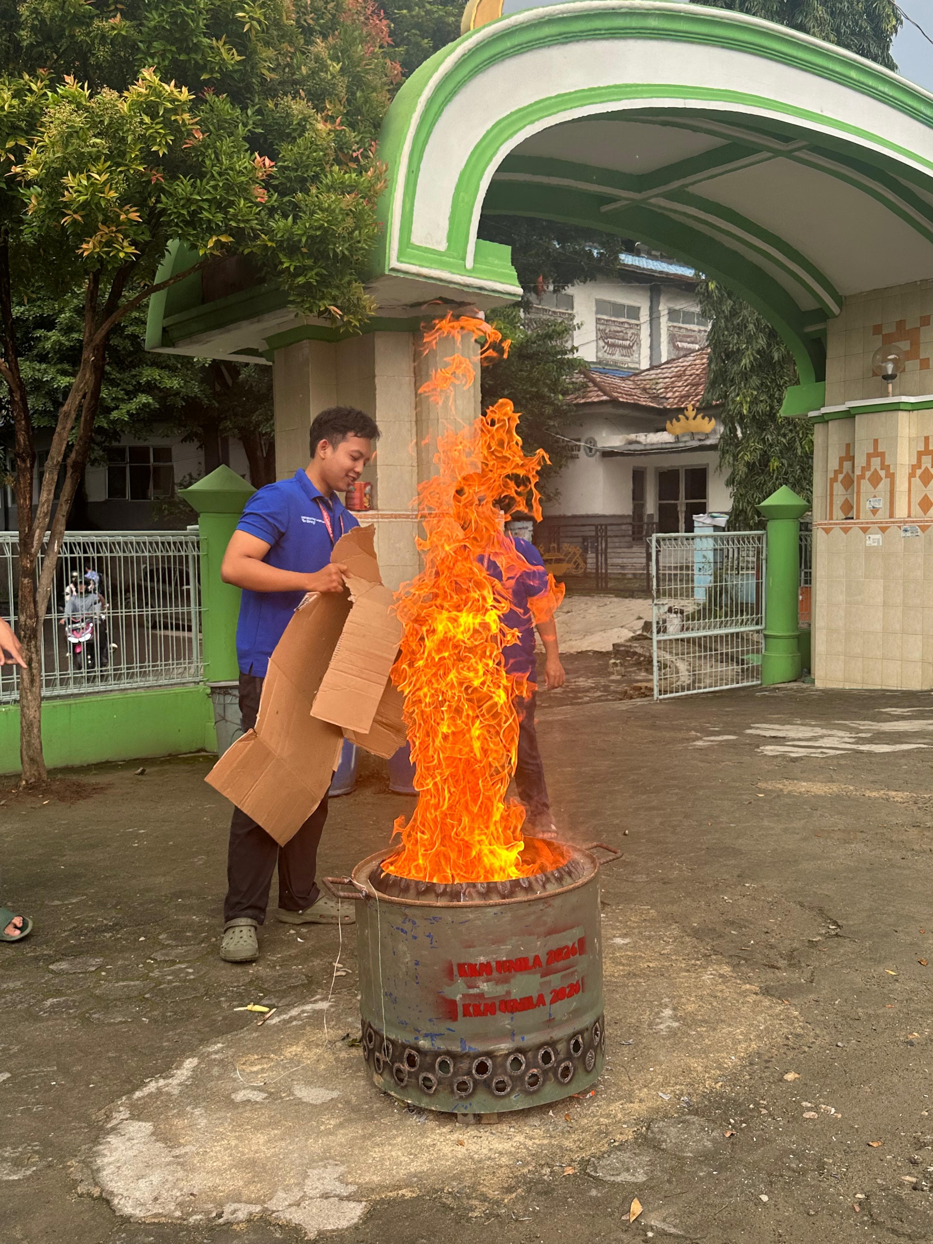 Uji coba pembakaran menggunkan tong sampah minim asap | Foto : PDD KKN