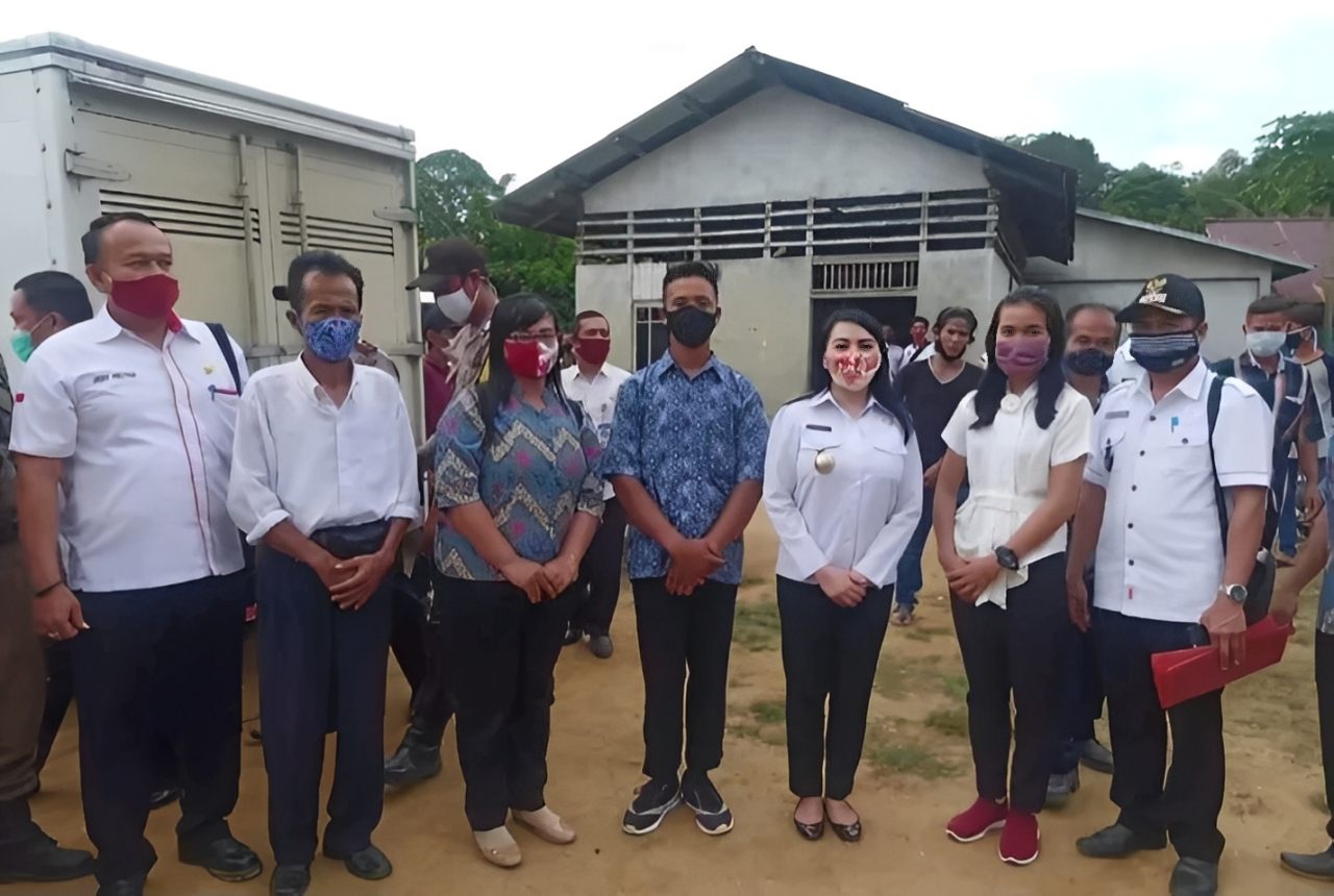 Petrus Jantoro bersama Bupati Landak, dr. Karolin Margret Natasa M.H (Dok: Pertus Jantoro)