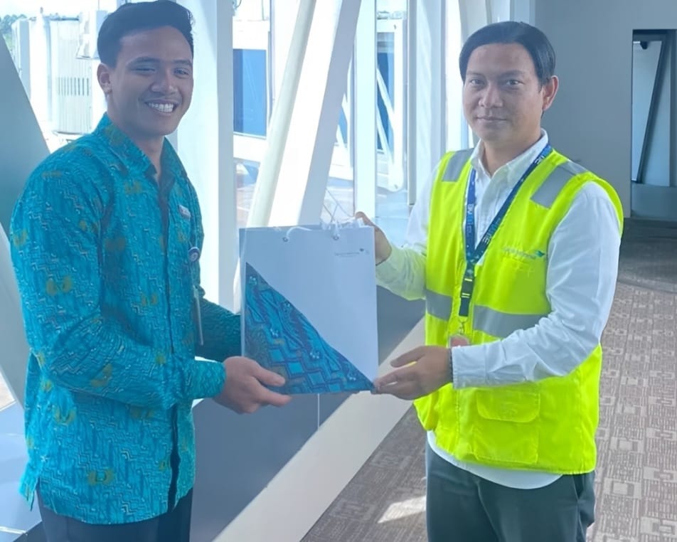 Petrus Jantoro mendapatkan Reward terbaik dari Garuda Indonesia Pontianak dan Gapura Angkasa Servise Excellent. (Foto: Dok Petrus Jantoro)
