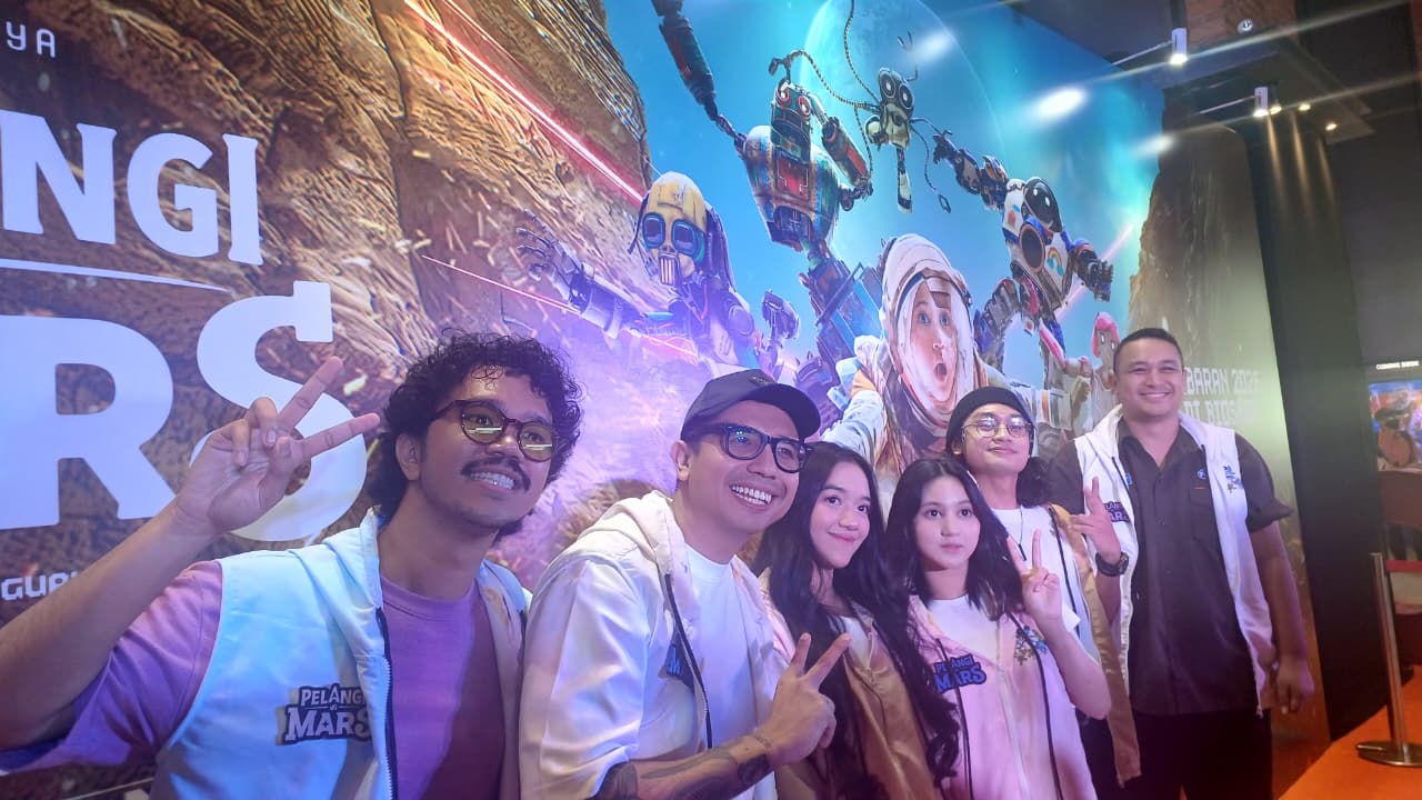 Para cast film 'Pelangi di Mars' pasca wawancara bersama awak media