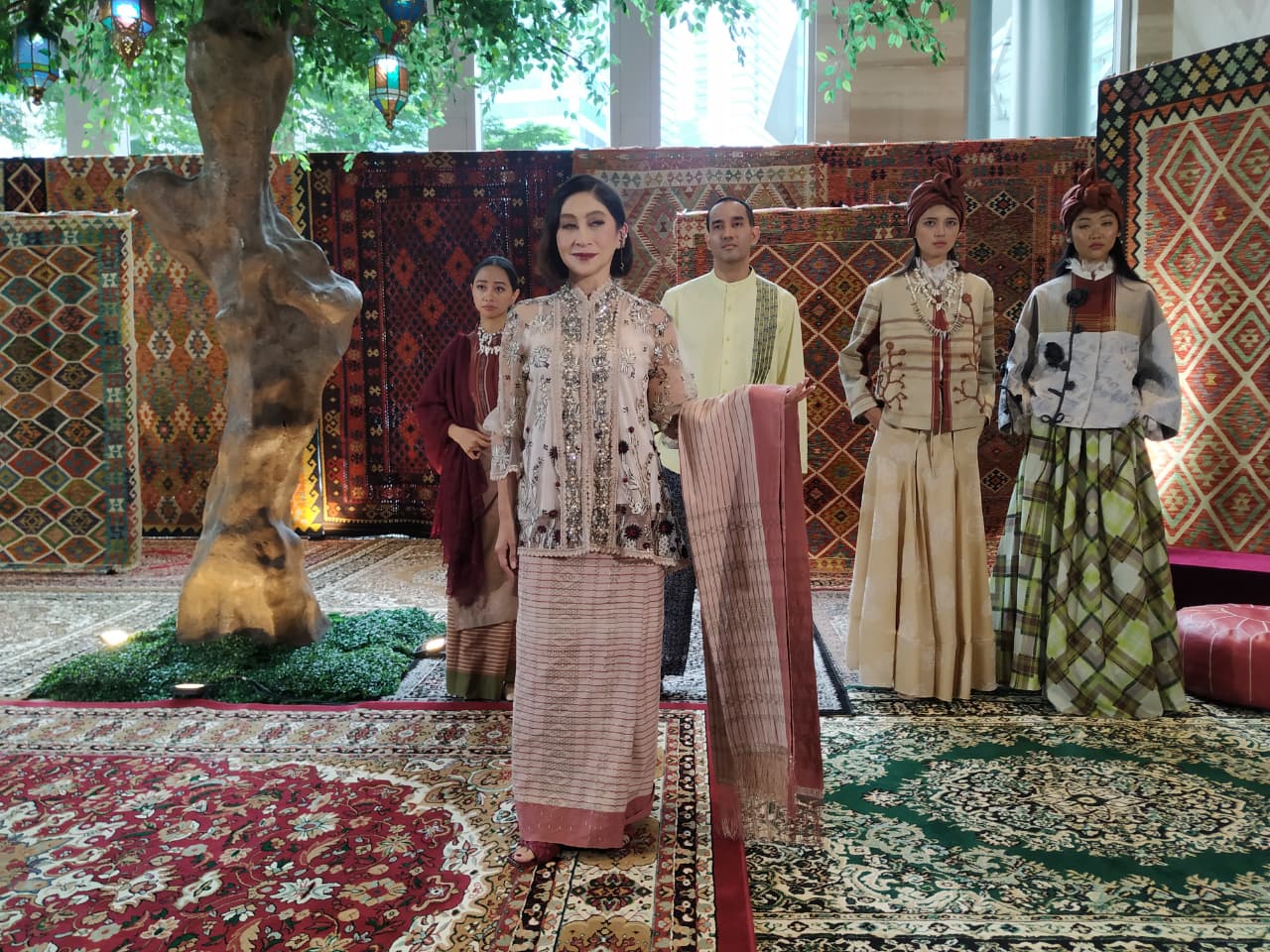 Peragaan busana wastra Angkola Tapanuli Selatan dengan nuansa modern di Tobatenun Studio, Sopo Del Tower, Jakarta pada Rabu (11/2). (Foto: Good News From Indonesia/Dimas Wahyu Indrajaya)