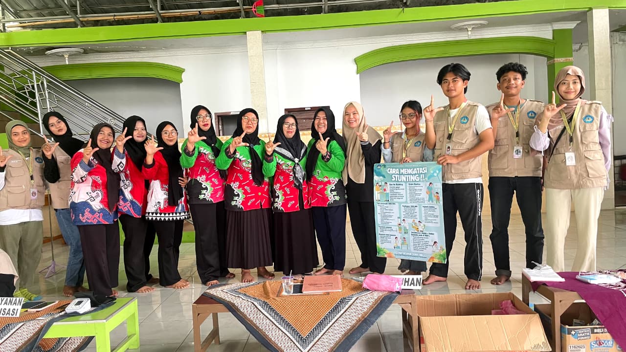 Dokumentasi bersama masyarakat dan petugas posyandu | Foto : PDD KKN