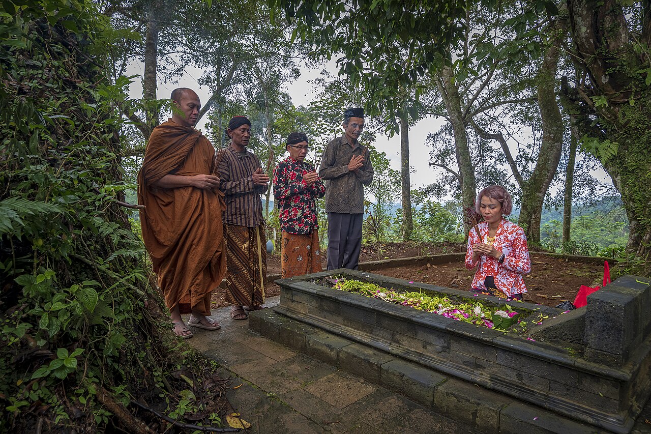 ziarah kubur sebagai bagian dari prosesi nyadran | wikimedia commons