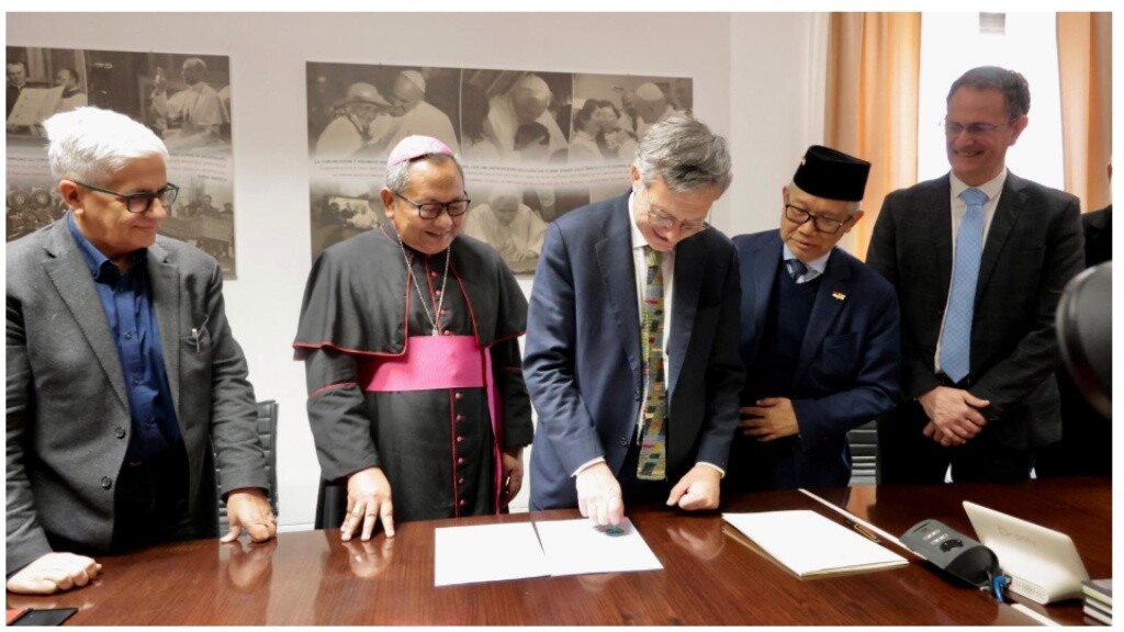 Penandatanganan MoU penggunaan bahasa Indonesia di Vatican News | Kemlu RI