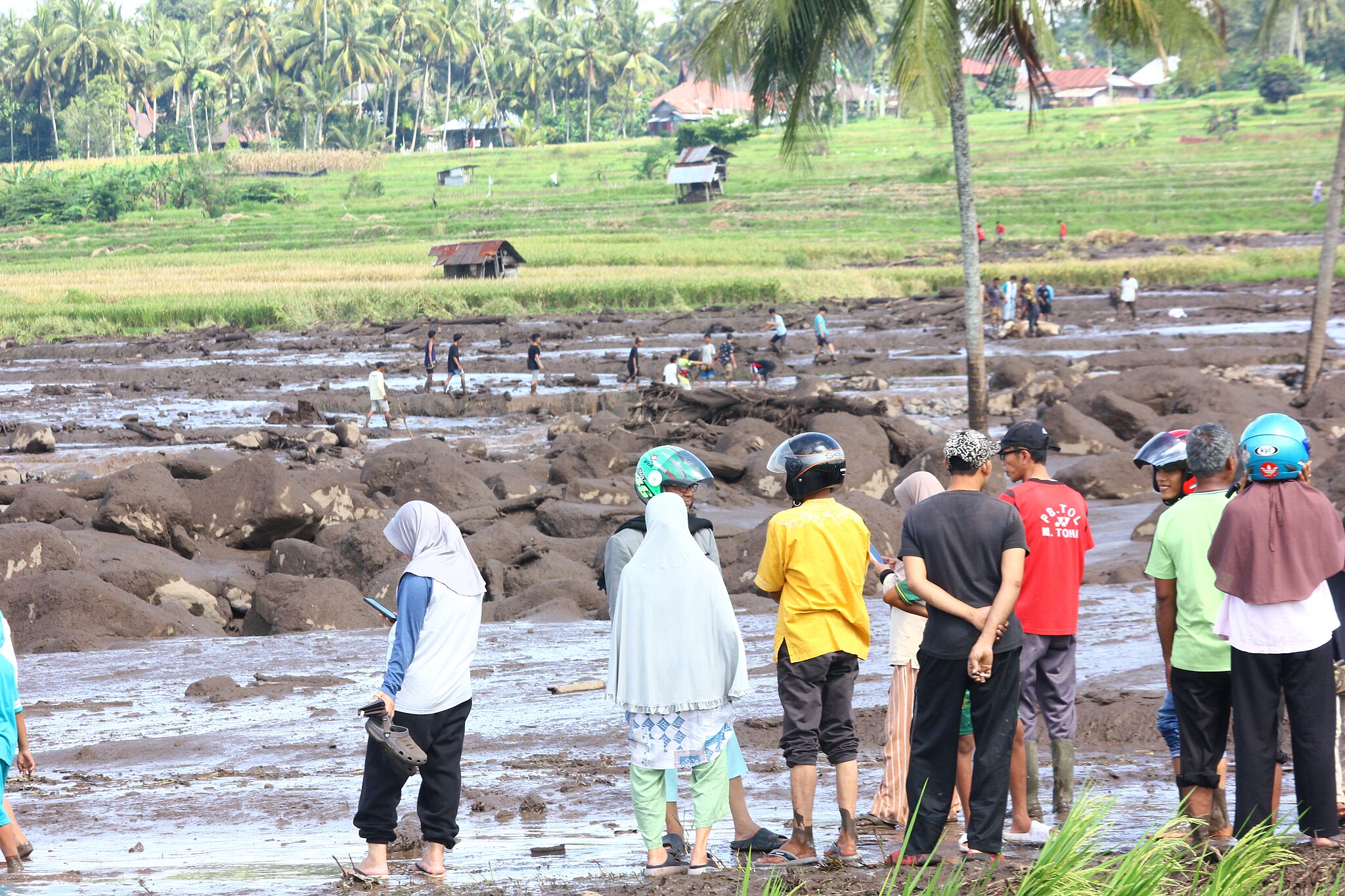 Warga Menyaksikan Lahar Dingin | Commons Wikimedia | Adhmi