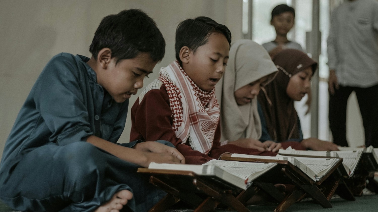 Potret Anak Kecil Membaca Al-Qur'an | Sumber : Unsplash @Andri Helmansyah