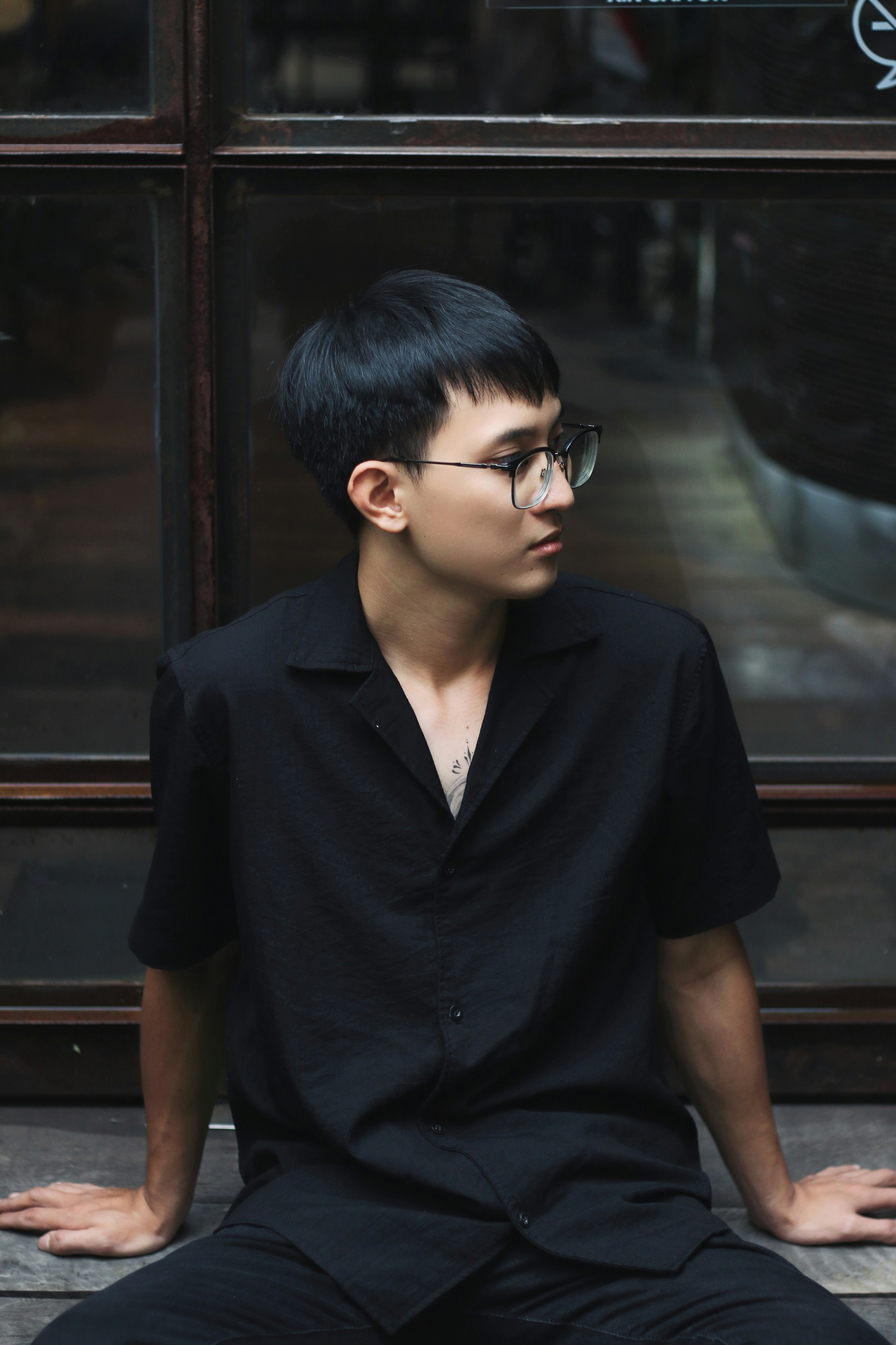 Potret Pria Menggunakan Kemeja Oversized | Sumber: Unsplash @Bùi Hoàng Long