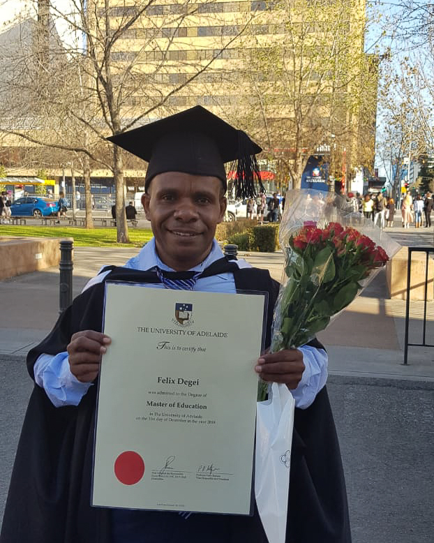 Felix Degei saat berhasil menyelesaikan pendidikan di Australia