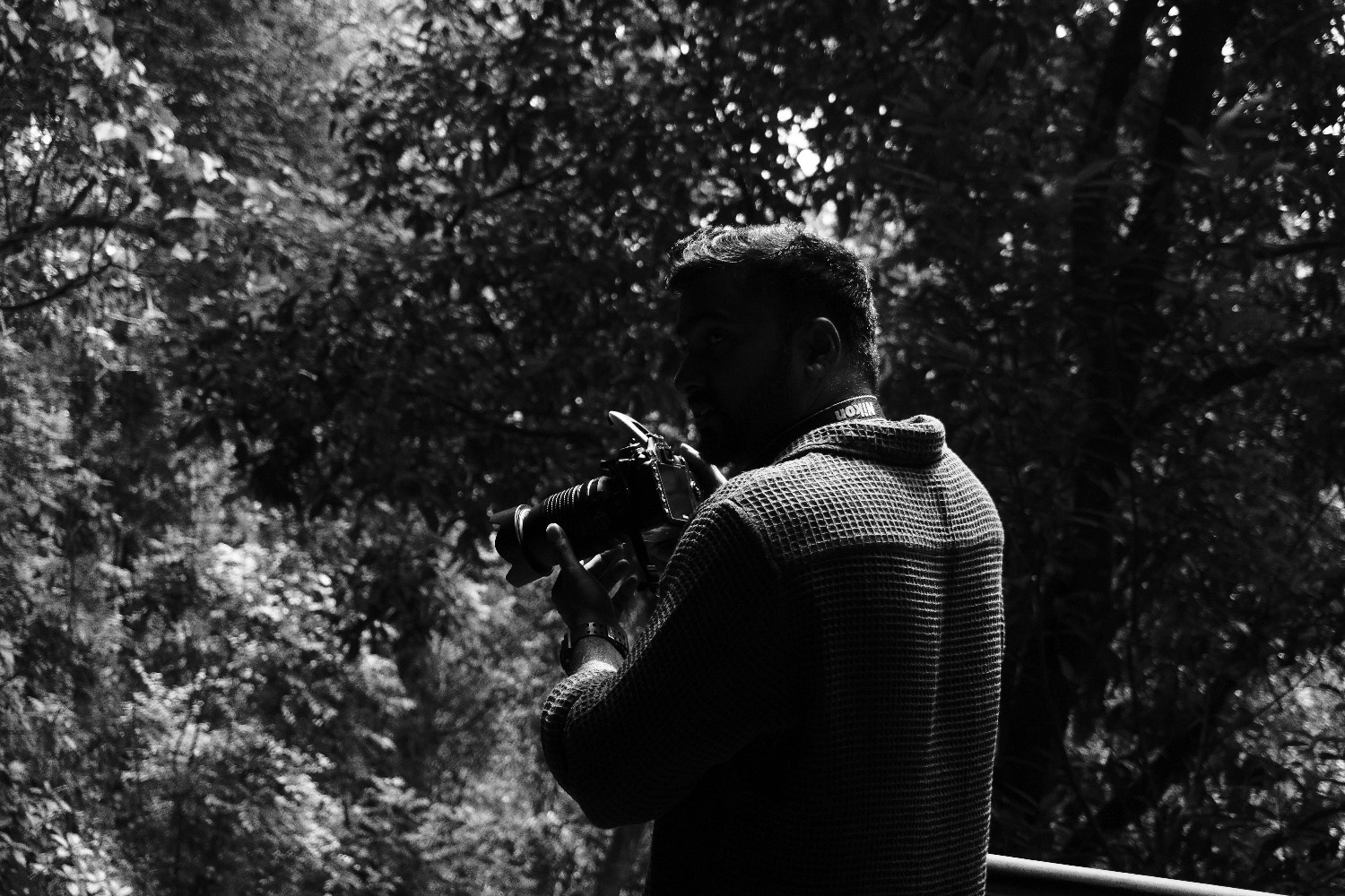 Potret Pria Menggunakan Kaus Berbahan Waffle Knit | Sumber: Unsplash @Giri