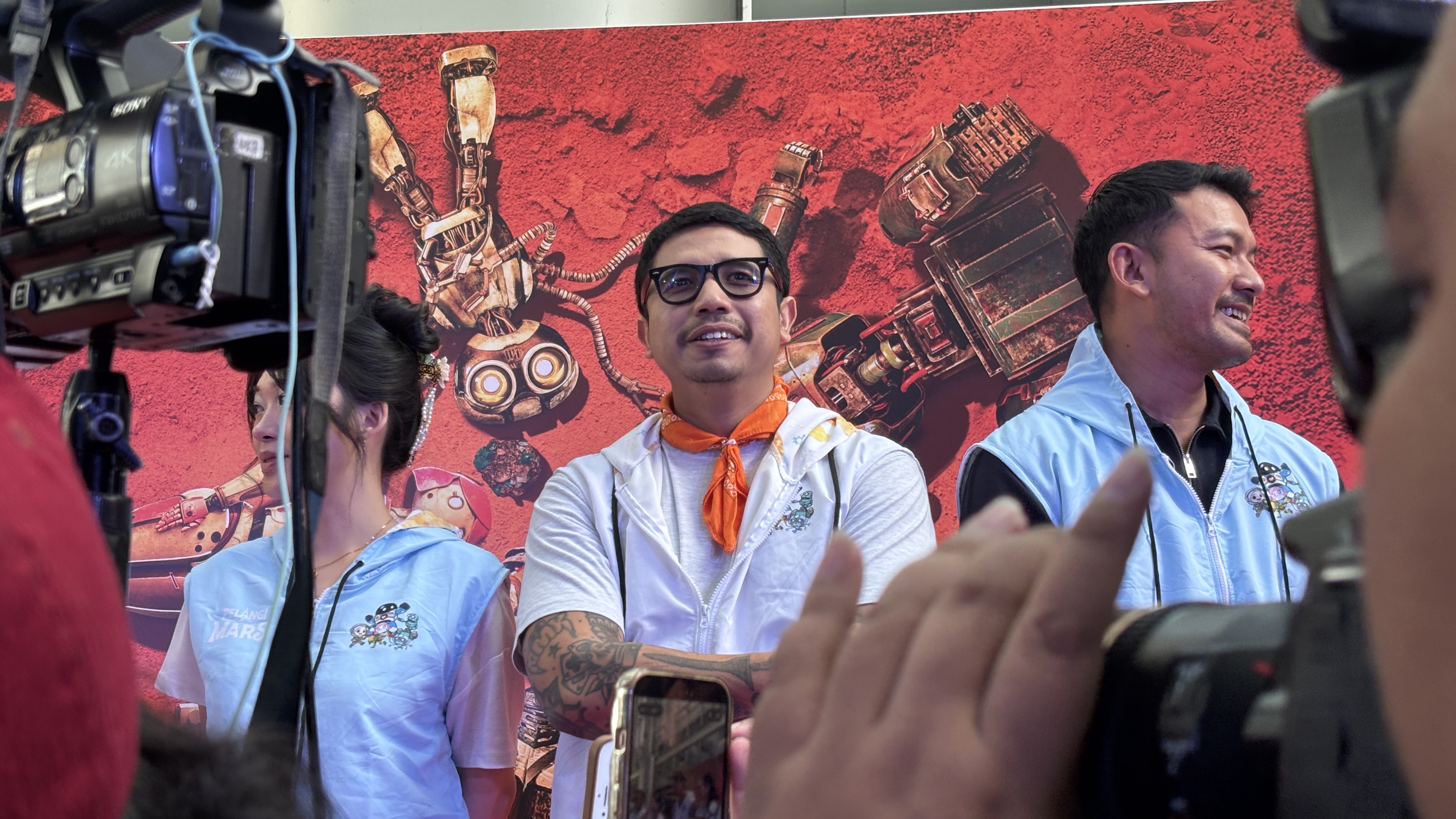 Potret Bimo Kusumo saat berinteraksi langsung dengan tim pers | Sumber: Dokumentasi Pribadi @Revaldy Latumeten