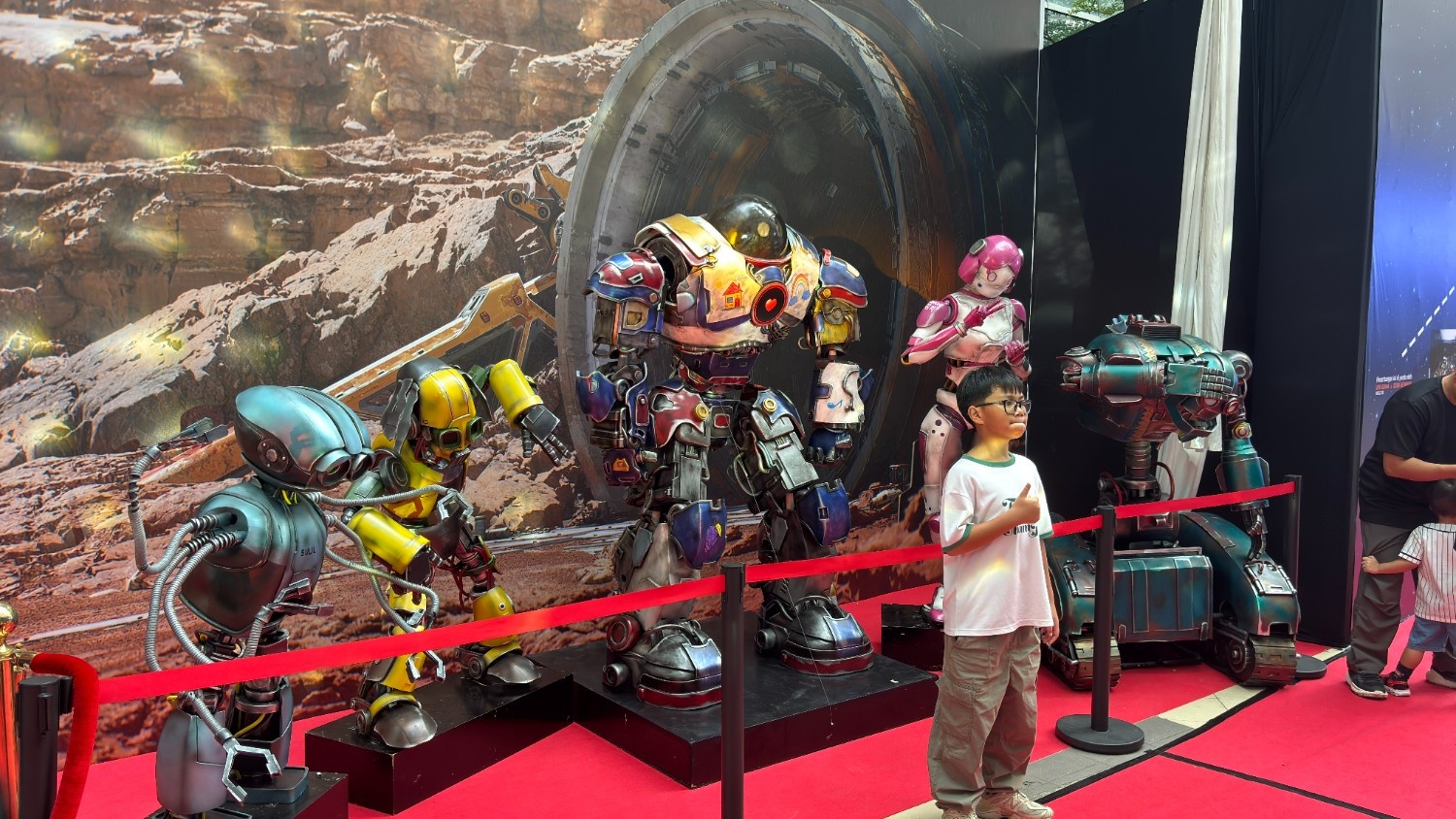 Berada di tengah cast karakter, Robot Batik mencuri perhatian dalam konferensi pers Pelangi di Mars | Sumber: Dokumentasi Pribadi @Revaldy Latumeten