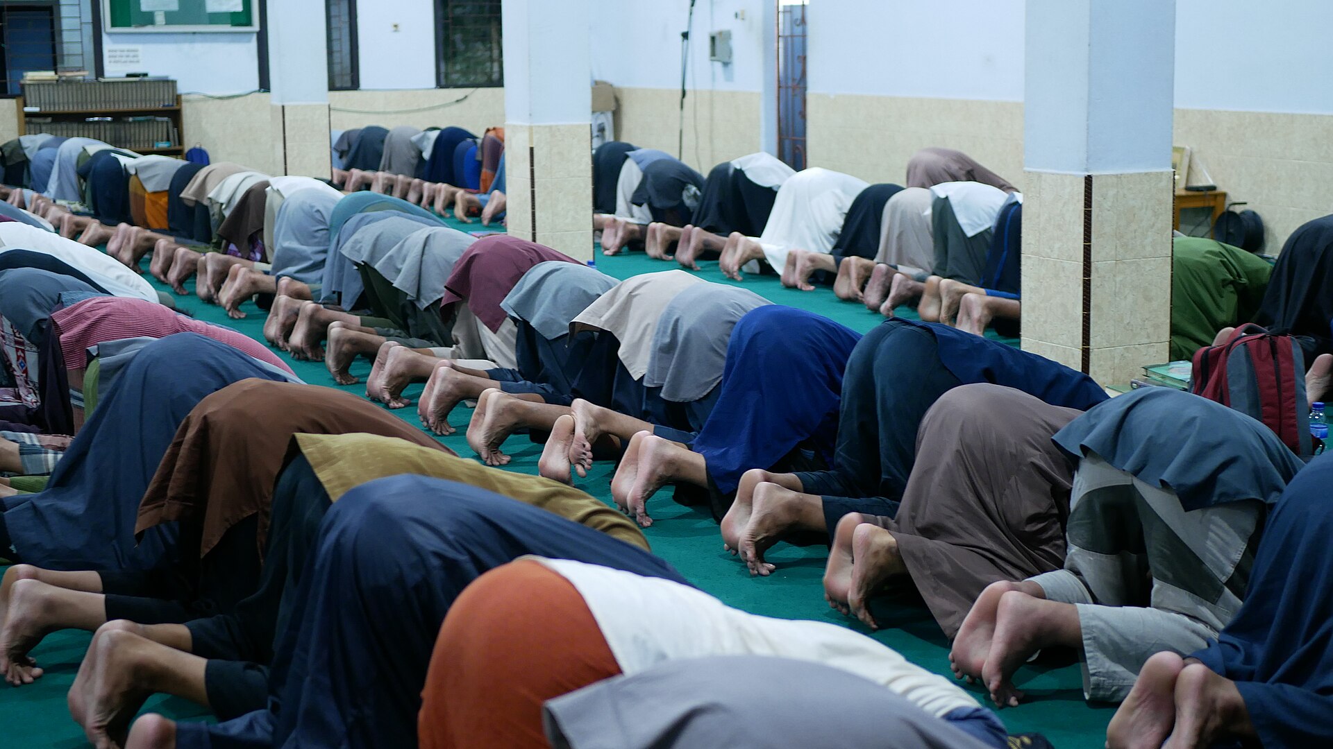 Suasana masjid Ubay bin Kaab Jambi di malam ke 23 Ramadan 1444 H | Sumber: Wikipedia Commons @Muhamad Izzul Fiqih