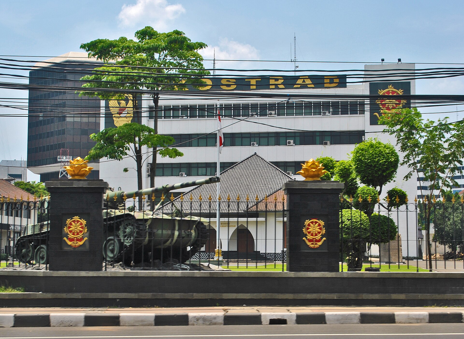 Markas Besar TNI Kostrad di Jakarta, Indonesia, di Seberang Stasiun Gambir | Sumber: Wikipedia Commons @BxHxTxCx