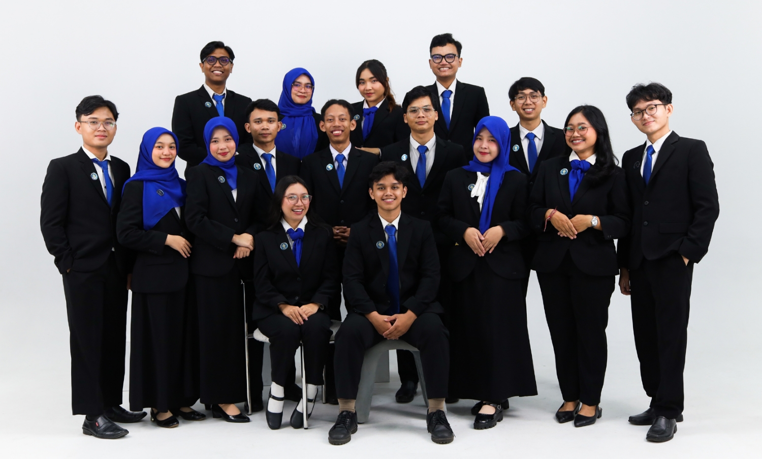 Zolla Perdana Putra Harahap bersama mahasiswa berprestasi IPB University (Foto: Dok. Zolla Perdana Putra Harahap)