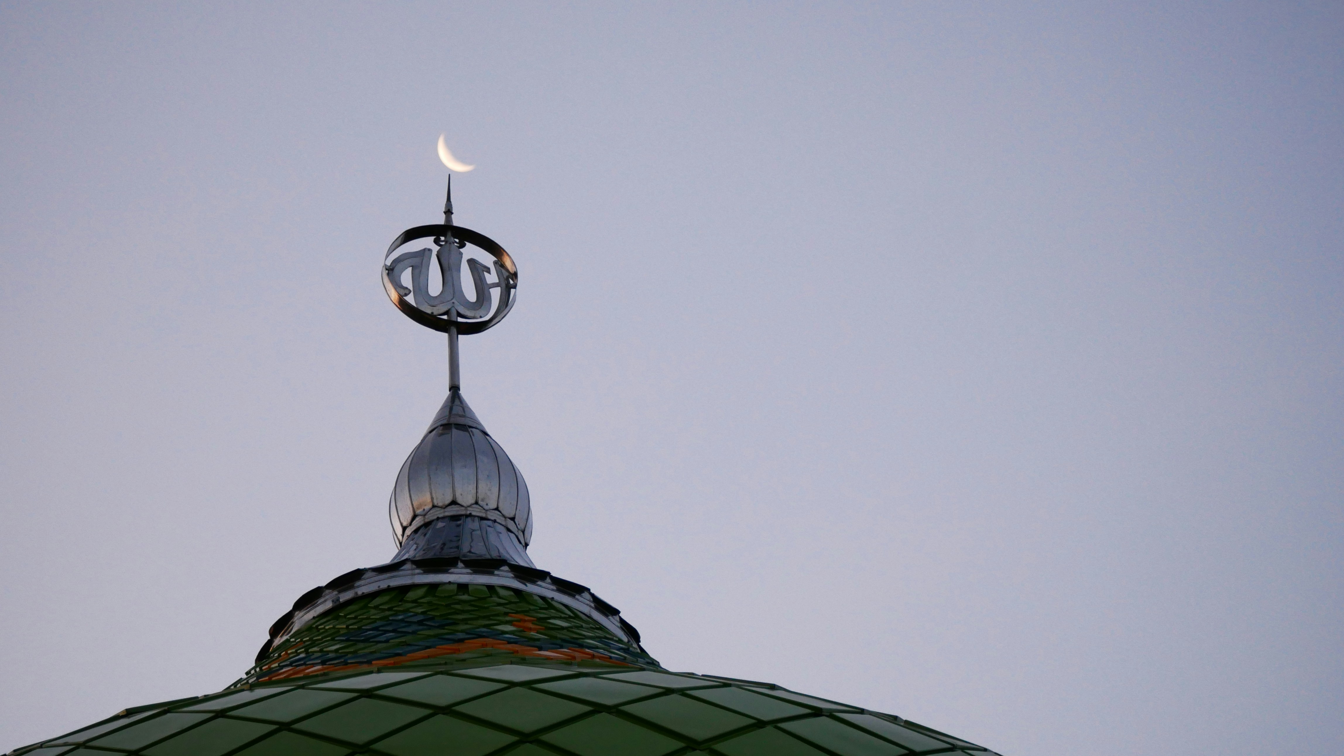 Potret Masjid Pogung Raya di Malam Hari | Sumber : Unsplash @Masjid Pogung Raya