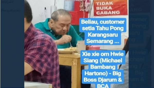 Michael Bambang Hartono saat makan Tahu Pong Karangsaru