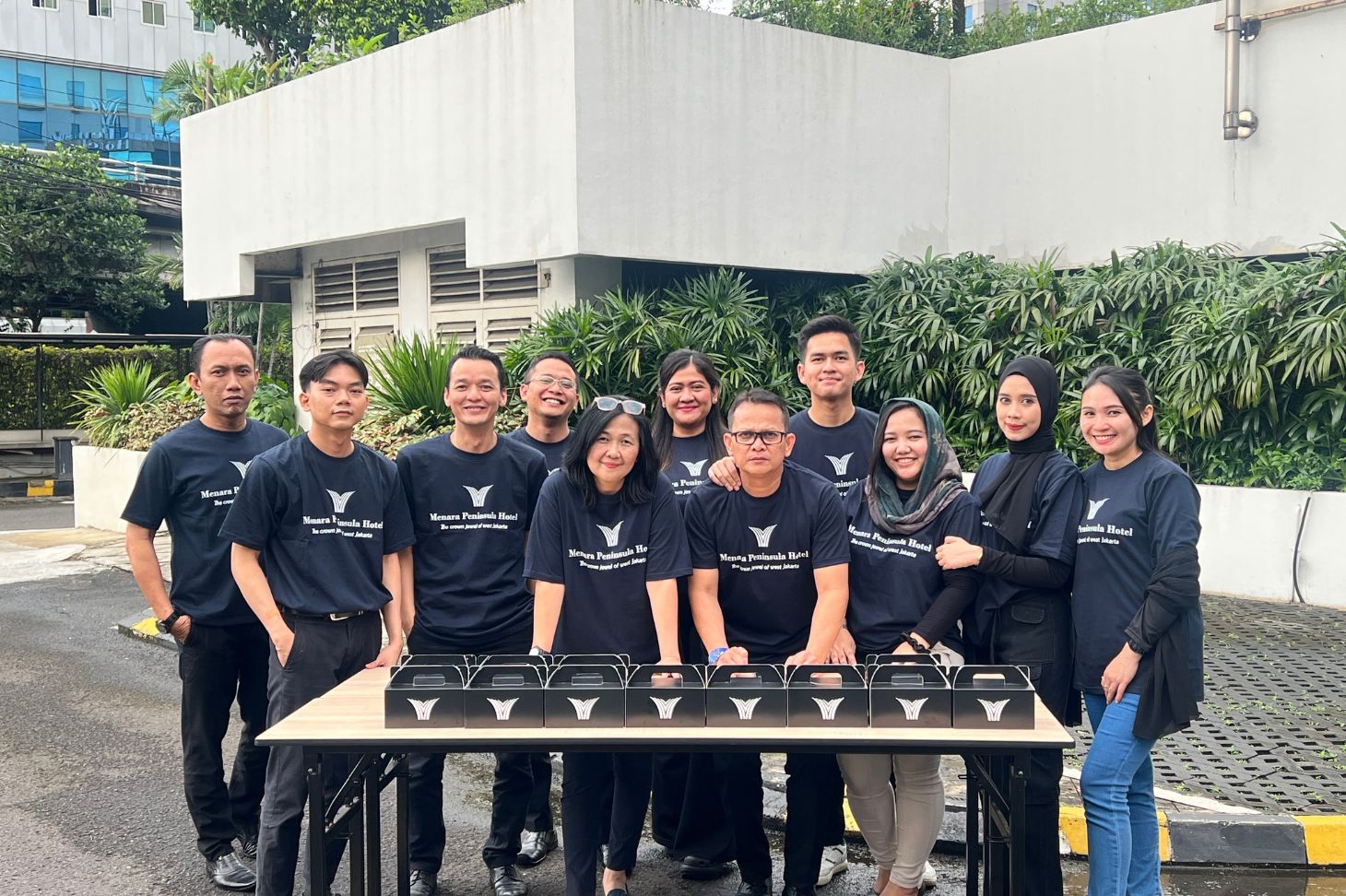 Berbagi Takjil Ala Menara Peninsula Hotel