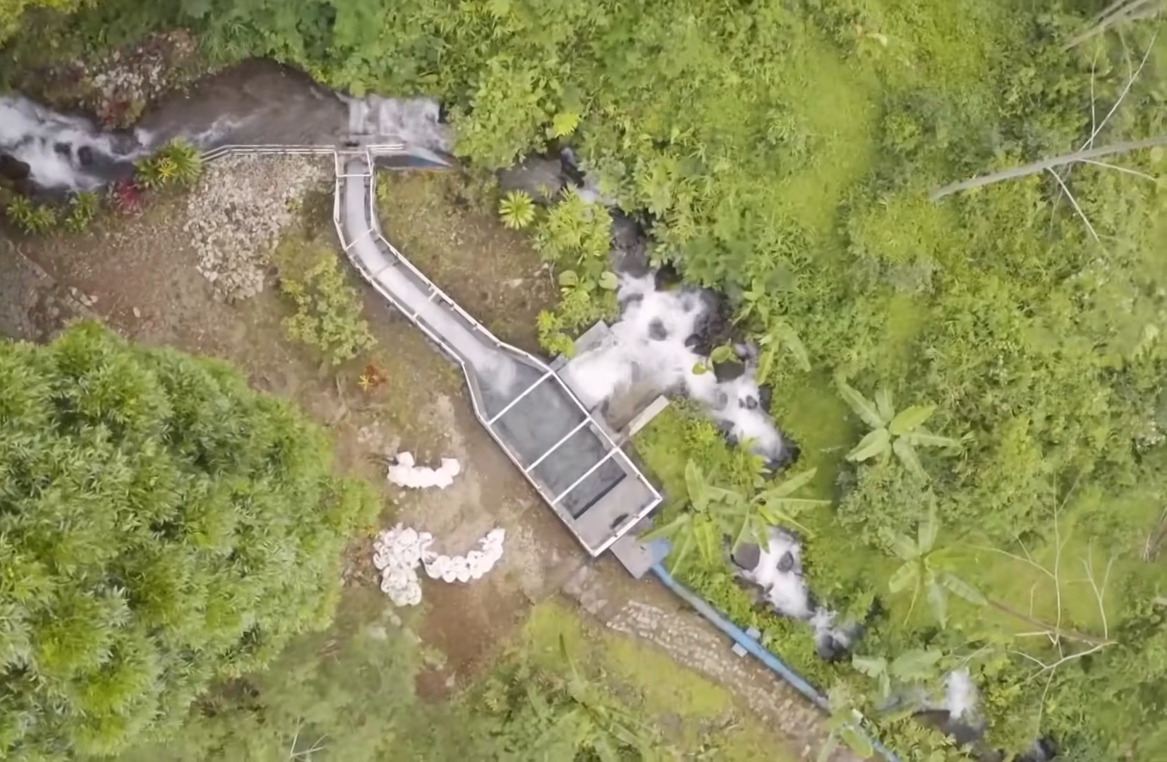 CaptioPembangkit Listrik Tenaga Mikrohidro (PLTMH) Kalipondok. Sumber: DW Indonesia