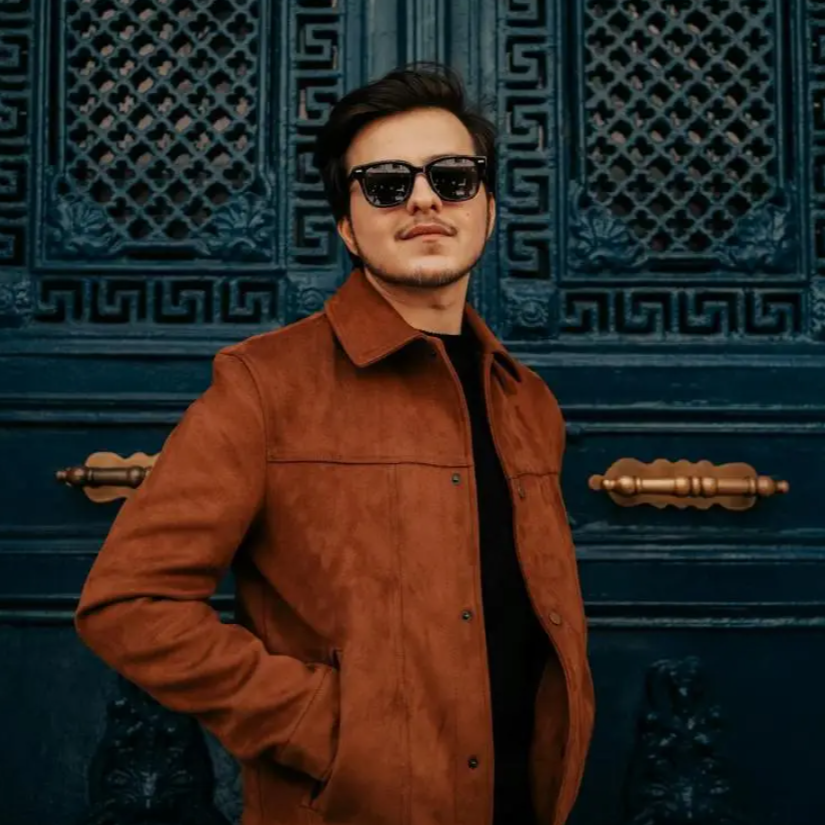 Potret Pria Menggunakan Jaket Berbahan Suede | Sumber: Pexels @Hatice Baran