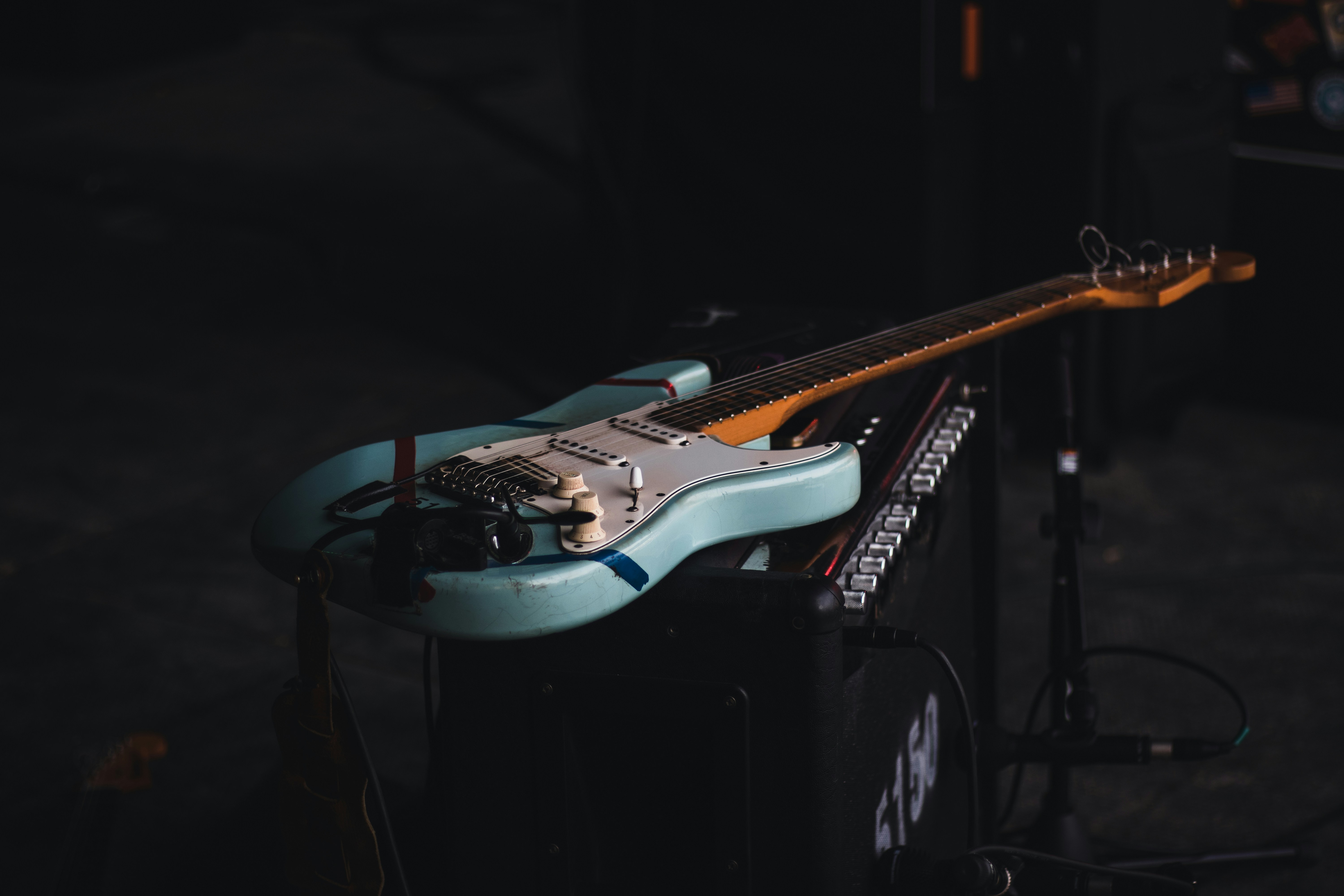 Potret Sebuah Gitar Listrik | Sumber: Unsplash @Simon Weisser