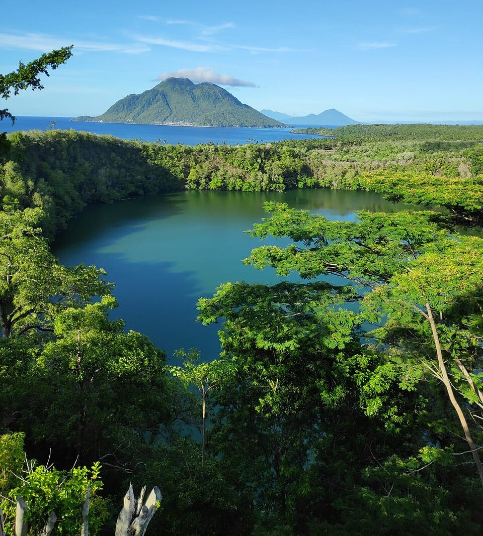 Kenampakan Danau Tolire secara utuh Wikimedia Commons: Ultreia et suseia