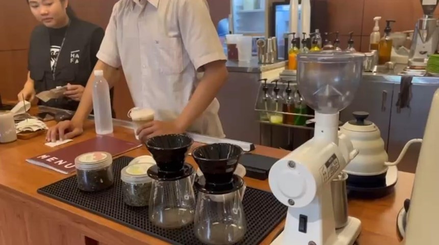 Area bar dan dapur Hafa Warehouse terlihat peralatan seduh kopi manual seperti dripper, teko, dan mesin penggiling kopi. Foto: Dokumen penulis.