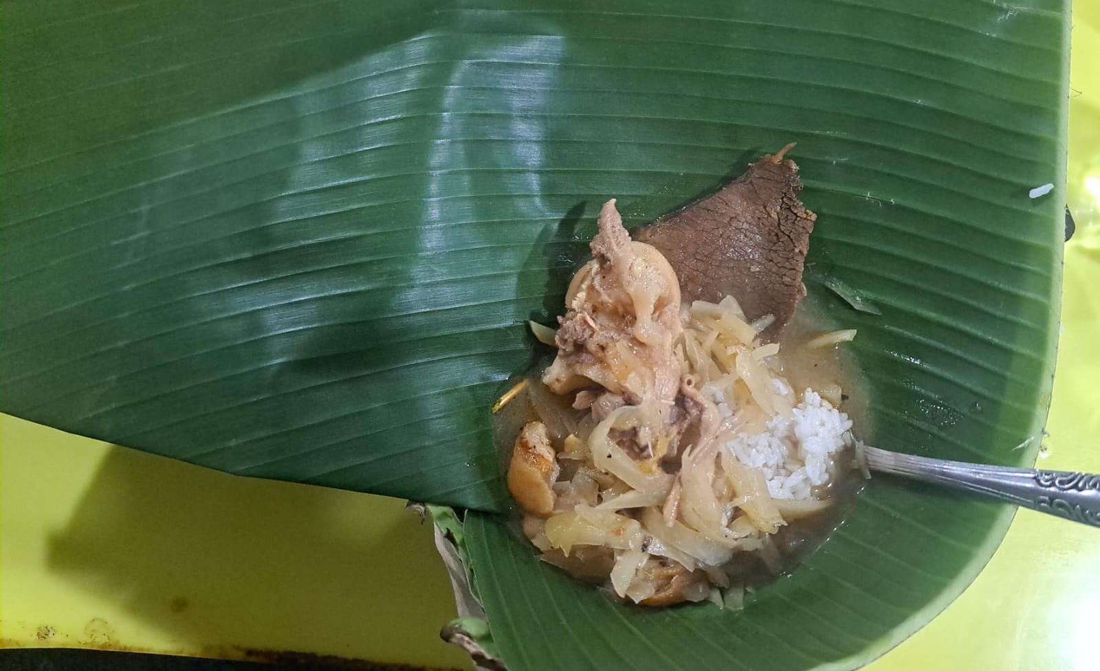 Seporsi nasi kikil lauk daging sapi (Foto/Dodik Suprayogi)