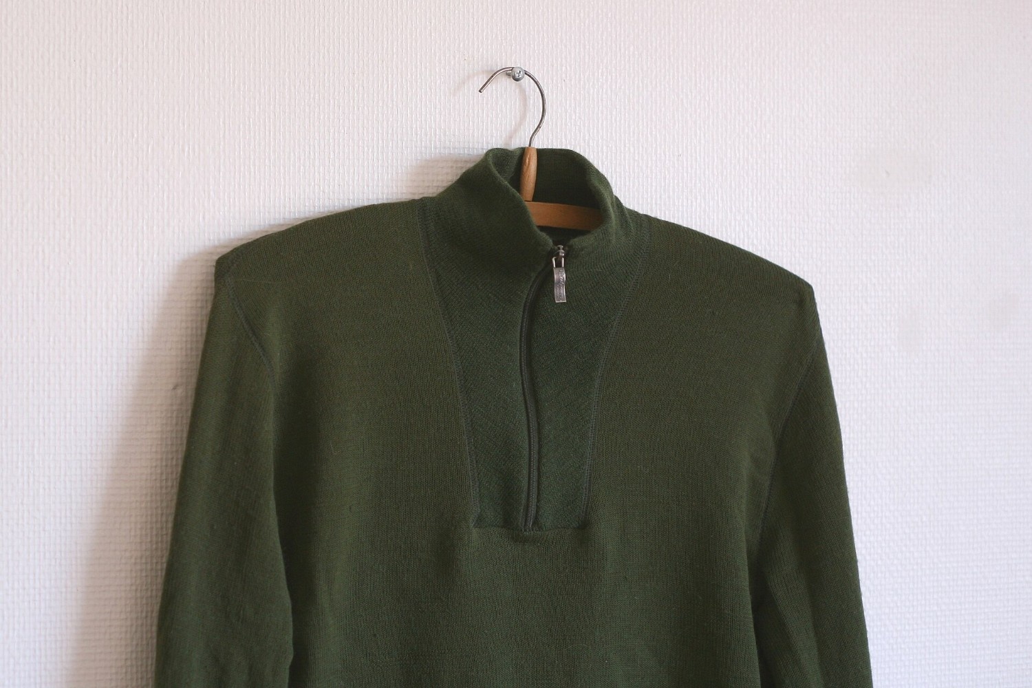 Potret Zip Sweater | Sumber: Wikipedia Commons @Moralist