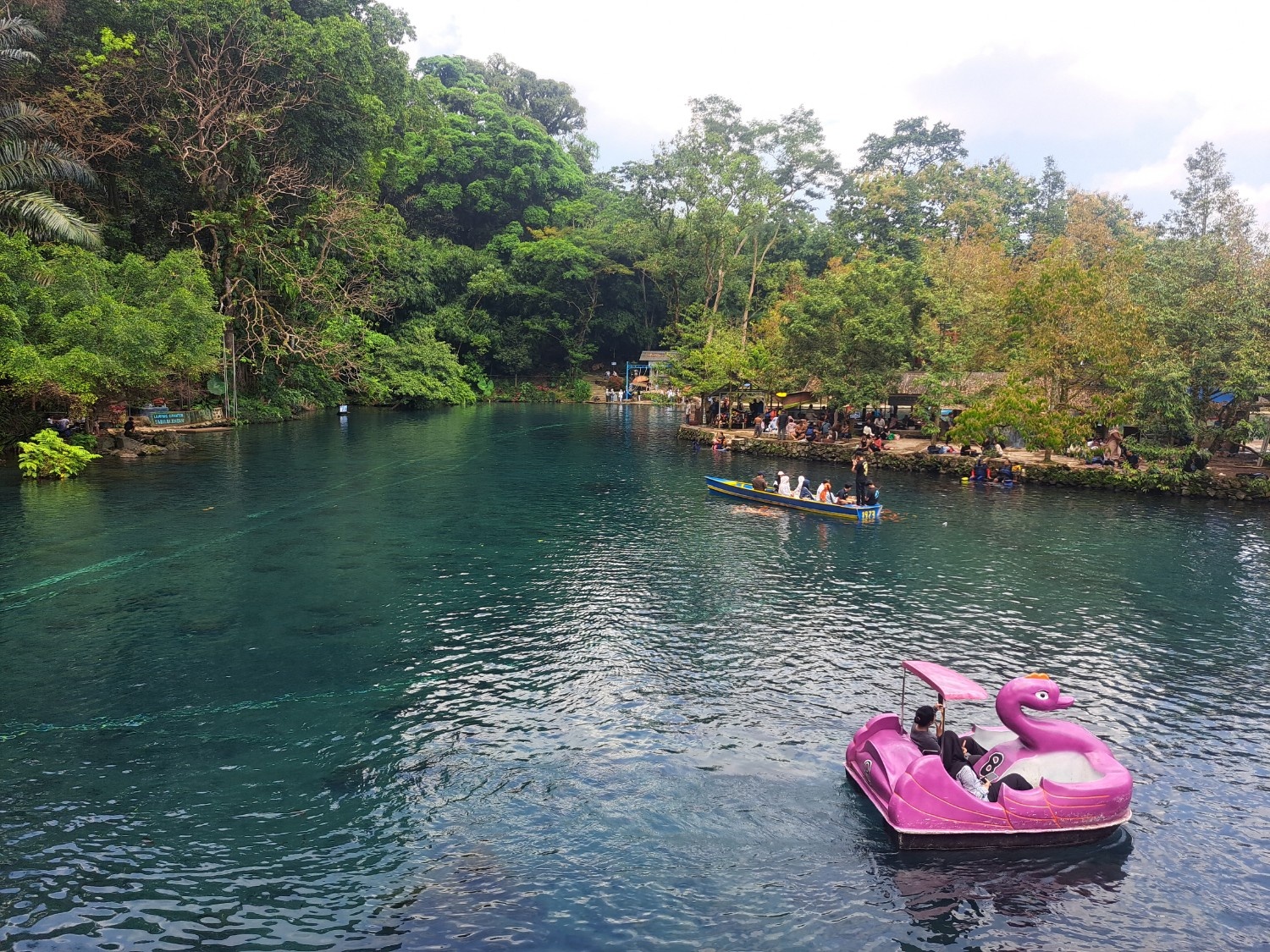 Wisatawan yang sedang menikmati perahu bebek (Foto/Dodik Suprayogi)