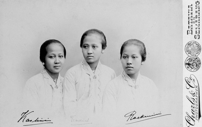 Foto kabinet dengan potret bertandatangan oleh tiga saudara Kartini, Kardinah, dan Roekmini | Sumber: Wikipedia Commons @Wereldmuseum Amsterdam