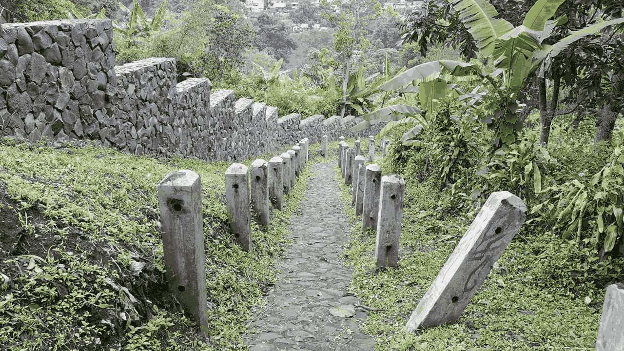 Jalan setapak berupa anak tangga yang menjadi akses menuju area Curug Dago. Foto: Dokumen penulis.