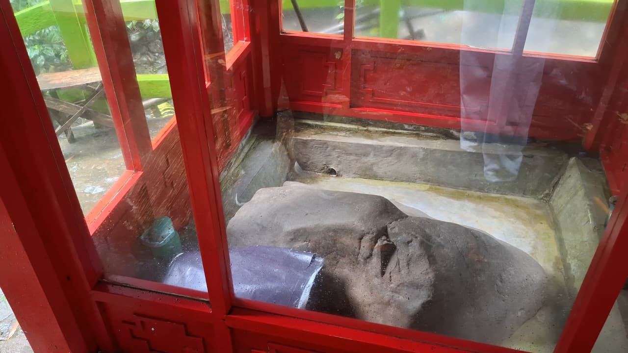 Prasasti yang merupakan bukti kunjungan Raja Thailand, yaitu Chulalongkorn (Rama V) dan Prajadhipok (Rama VII). Tulisan yang terukir pada batu menjadi penanda nilai sejarah yang dimiliki Curug Dago. Foto: Dokumen penulis.