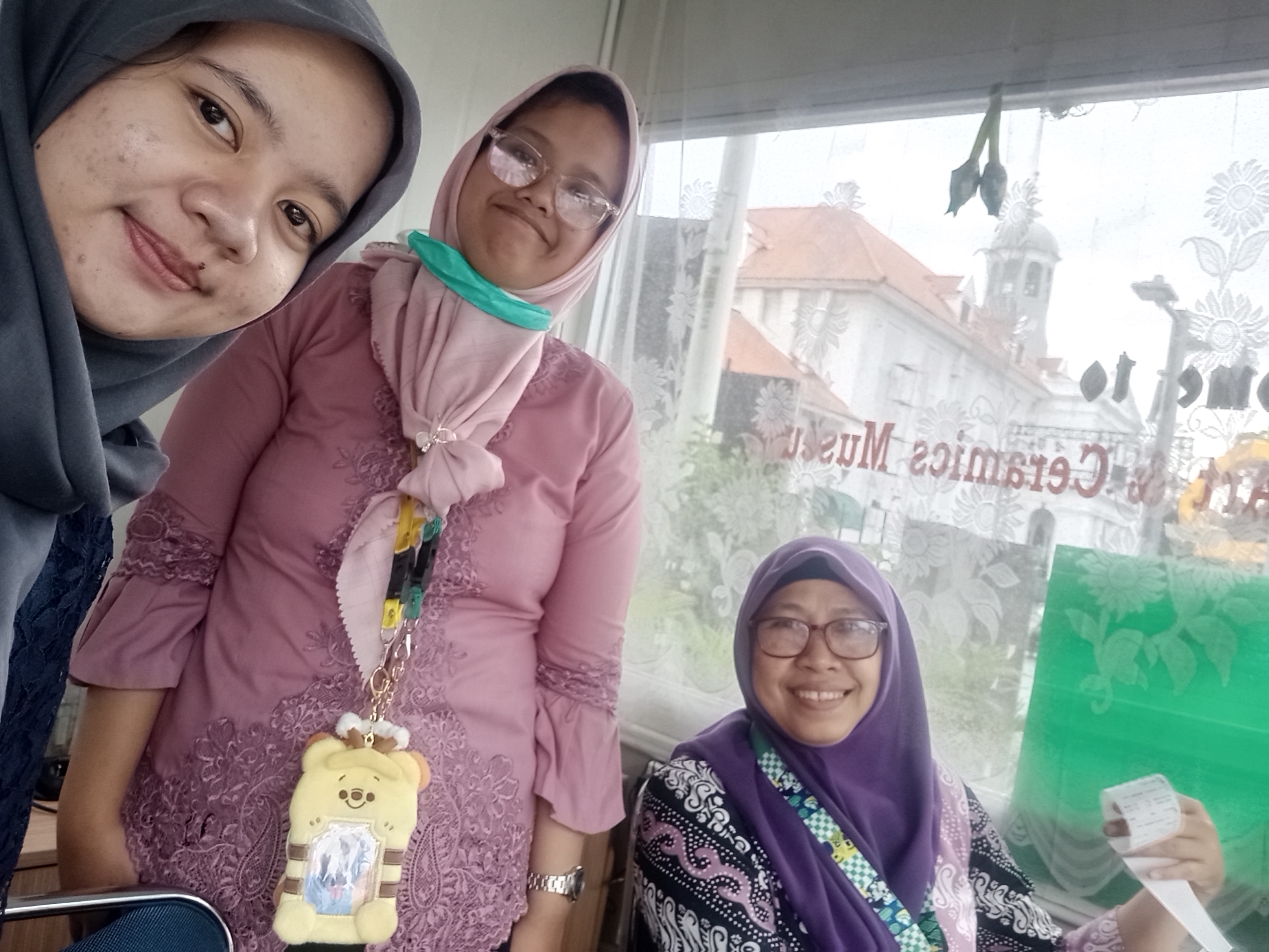 Hari terakhir saya membantu Bu Yati melayani pengunjung MuseumKeramik|Nadya Diviandini