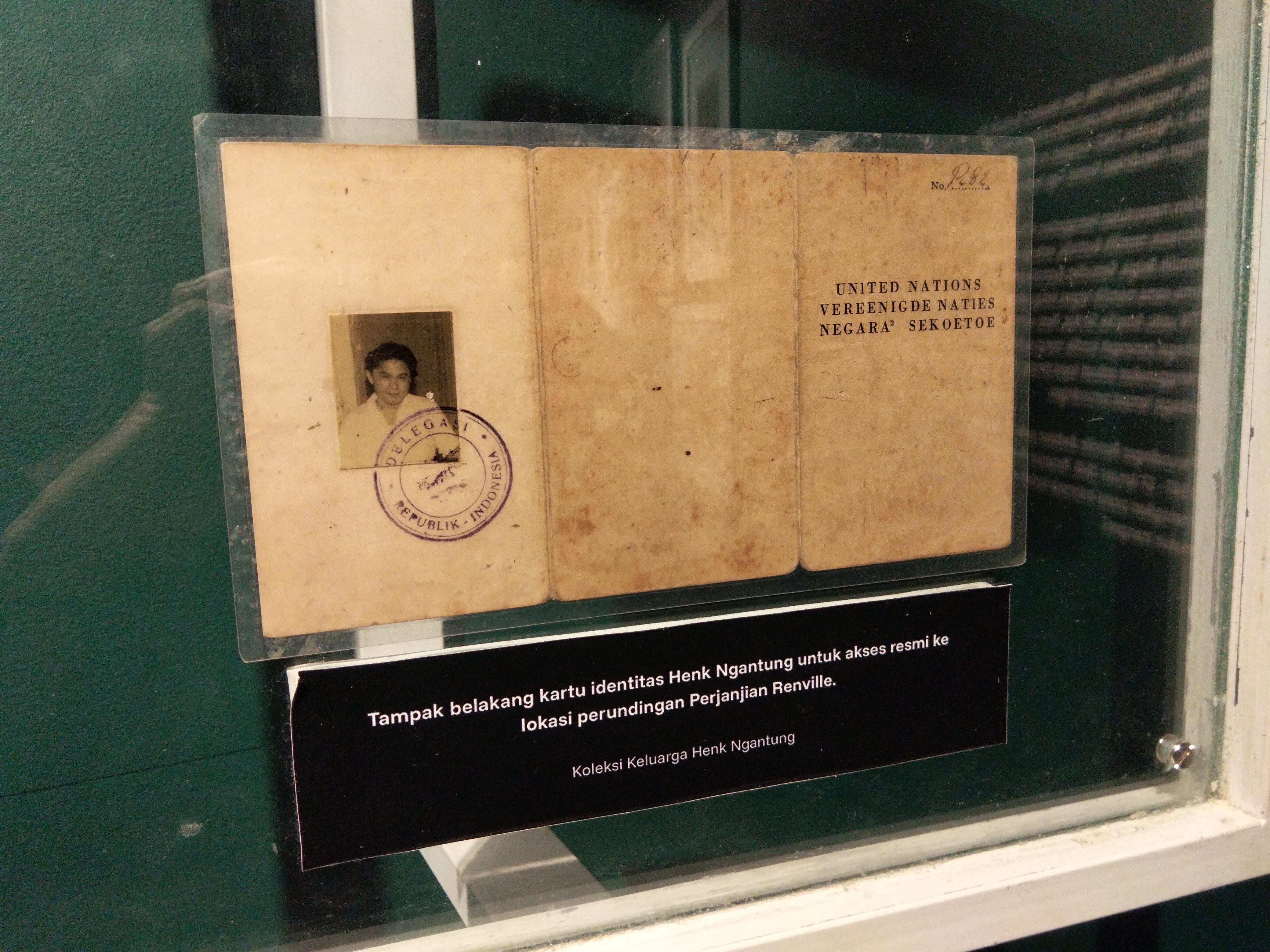 Kartu identitas Henk ketika dilibatkan dalam perundingan Perjanjian Renville. (Foto: Good News From Indonesia/Dimas Wahyu Indrajaya)