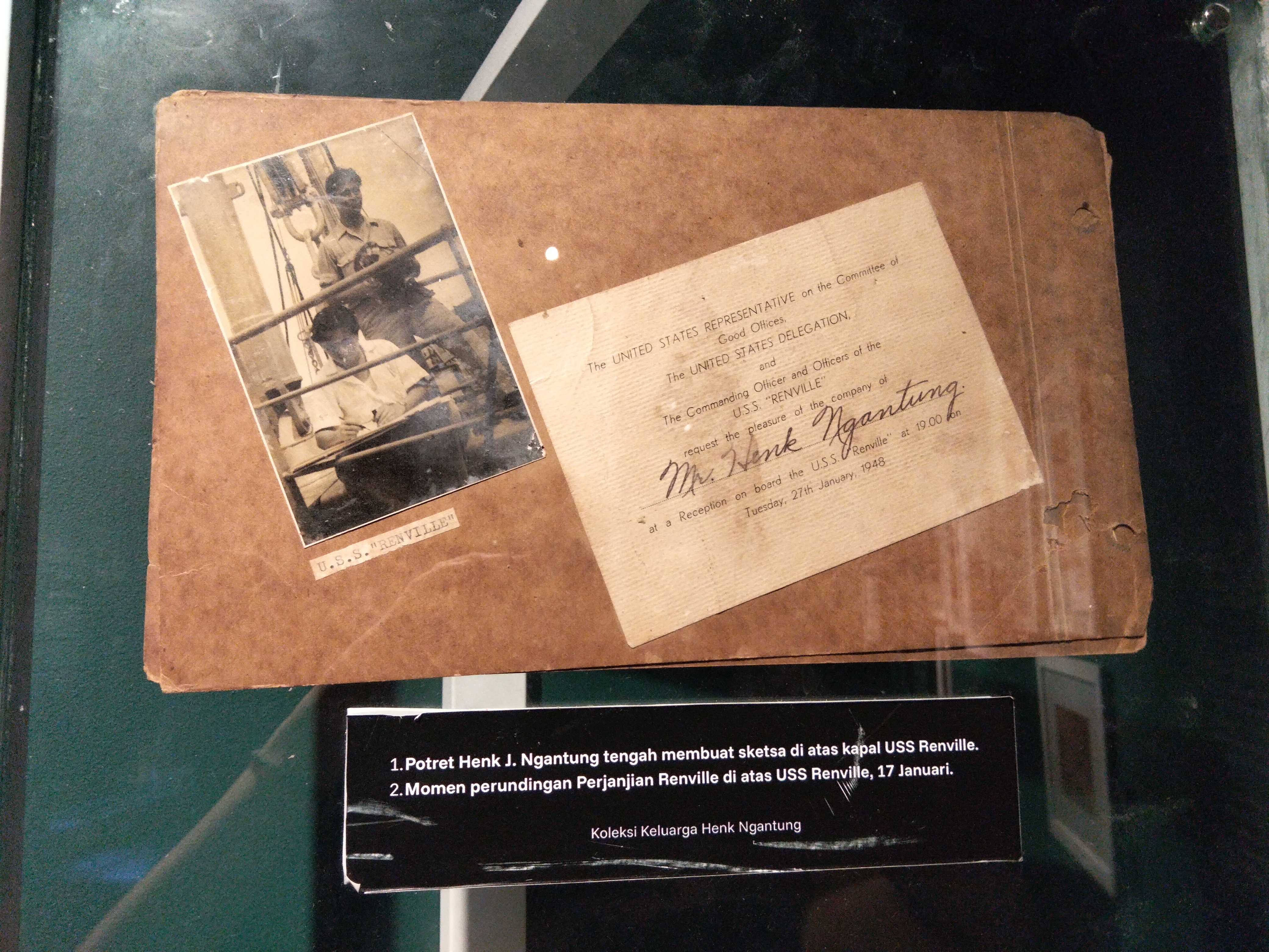 Henk Ngantung saat menggerakkan tangan kreatifnya di kapal USS Renville pada 1948. (Foto: Good News From Indonesia/Dimas Wahyu Indrajaya)